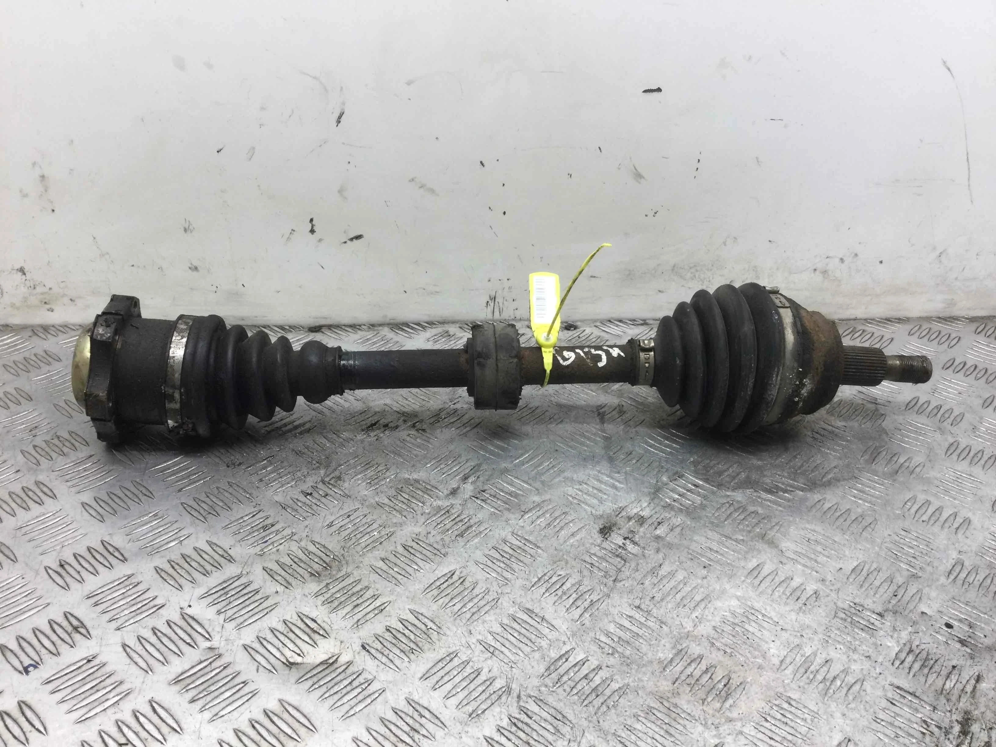 Полуось передняя левая (приводной вал, ШРУС) Volkswagen Golf 4 поколение (1997-2004) бензин 1.4 i Механика Х/б