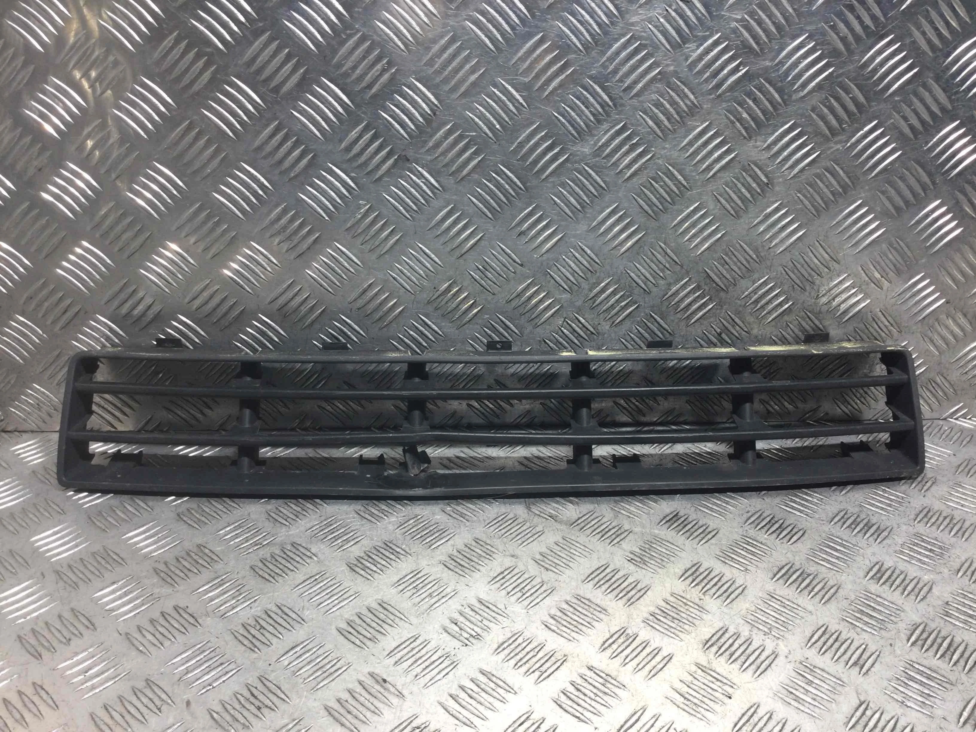 Заглушка (решетка) в бампер Volkswagen Golf 4 поколение (1997-2004) дизель 1.9 TDI Механика Х/б