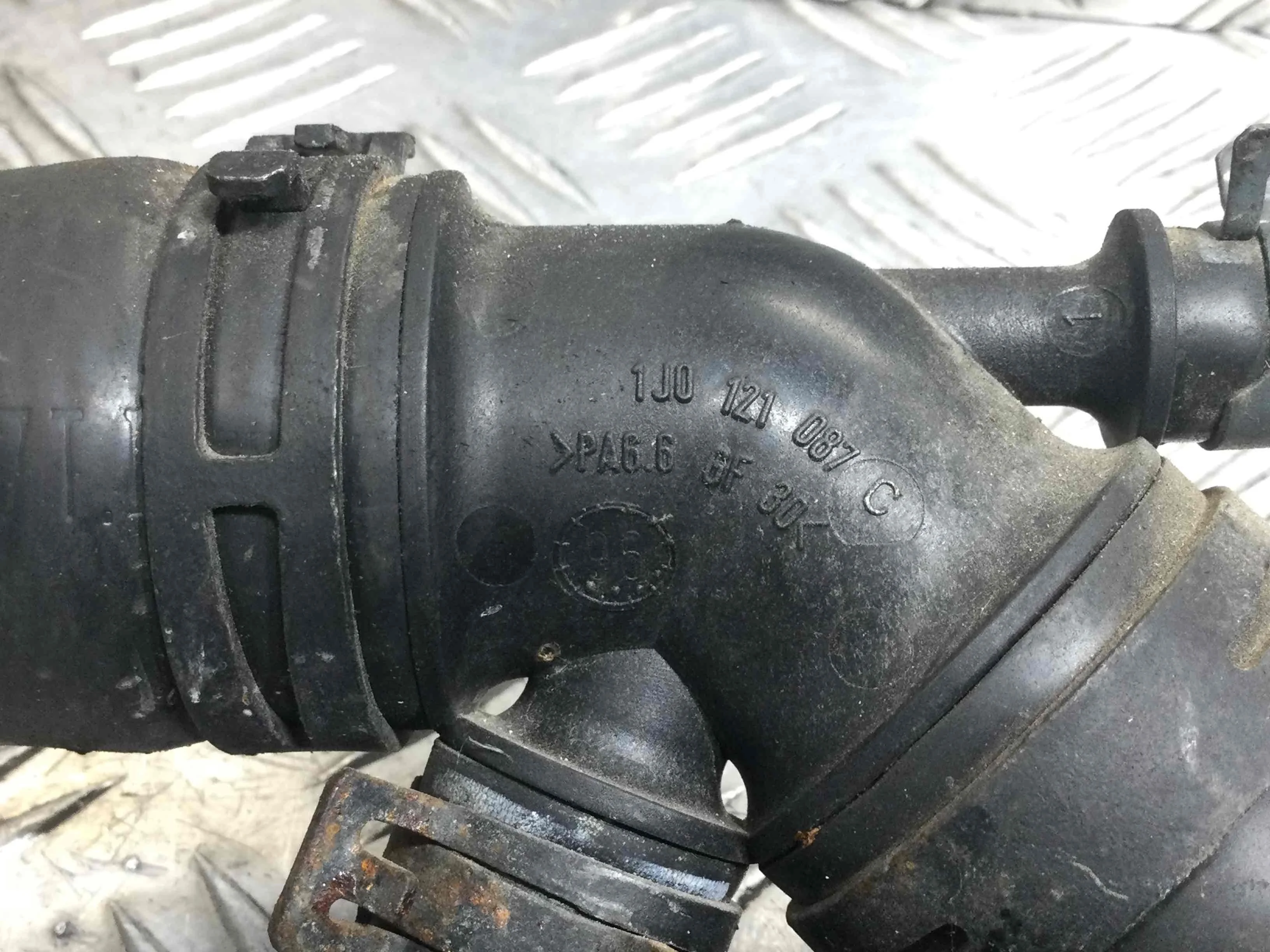 Фланец (тройник) системы охлаждения Audi A3 8L [рестайлинг] (2000-2003) бензин 1.8 i Механика Х/б