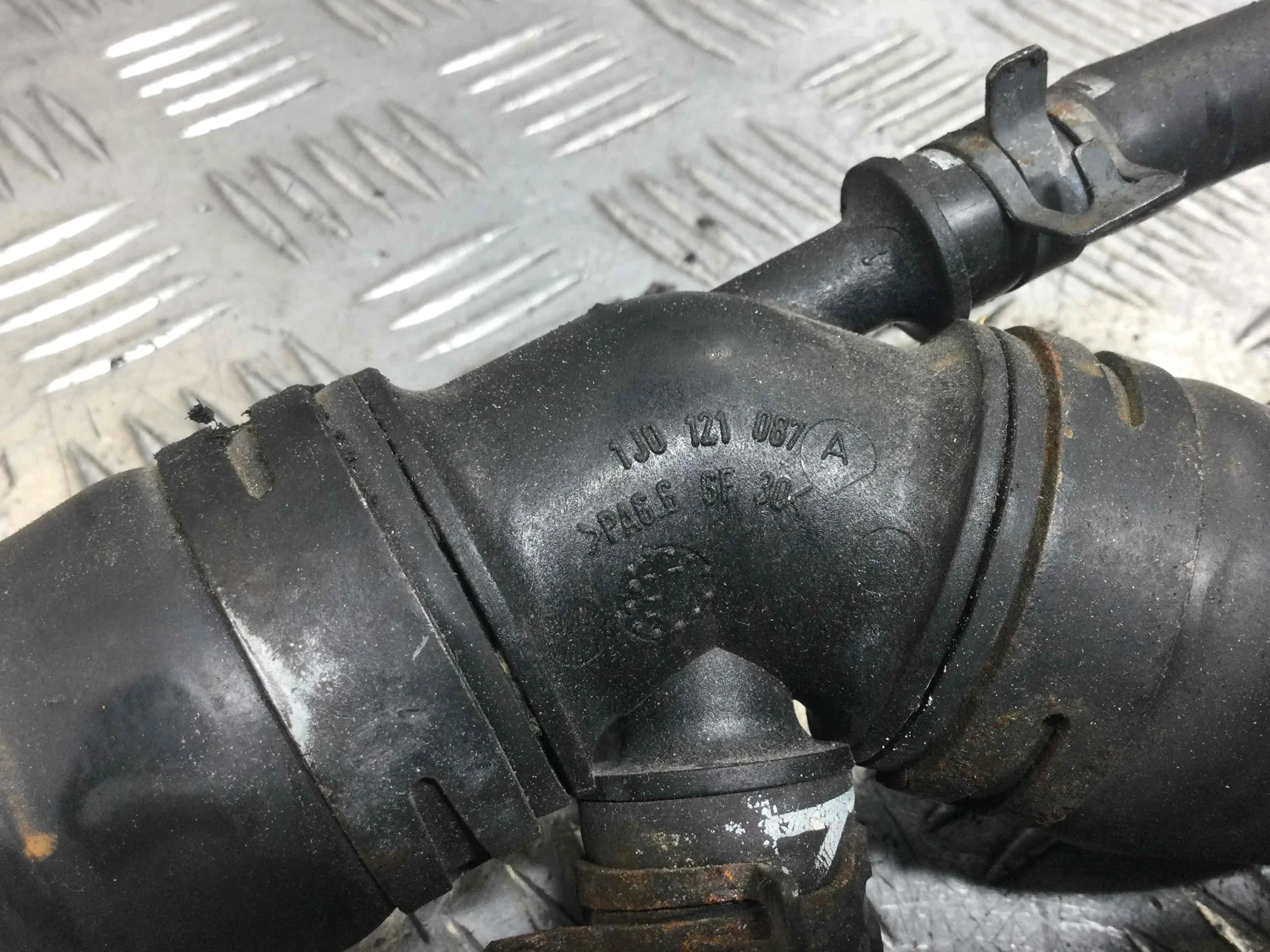 Фланец (тройник) системы охлаждения Audi A3 8L (1996-2000) бензин 1.8 i Механика Х/б