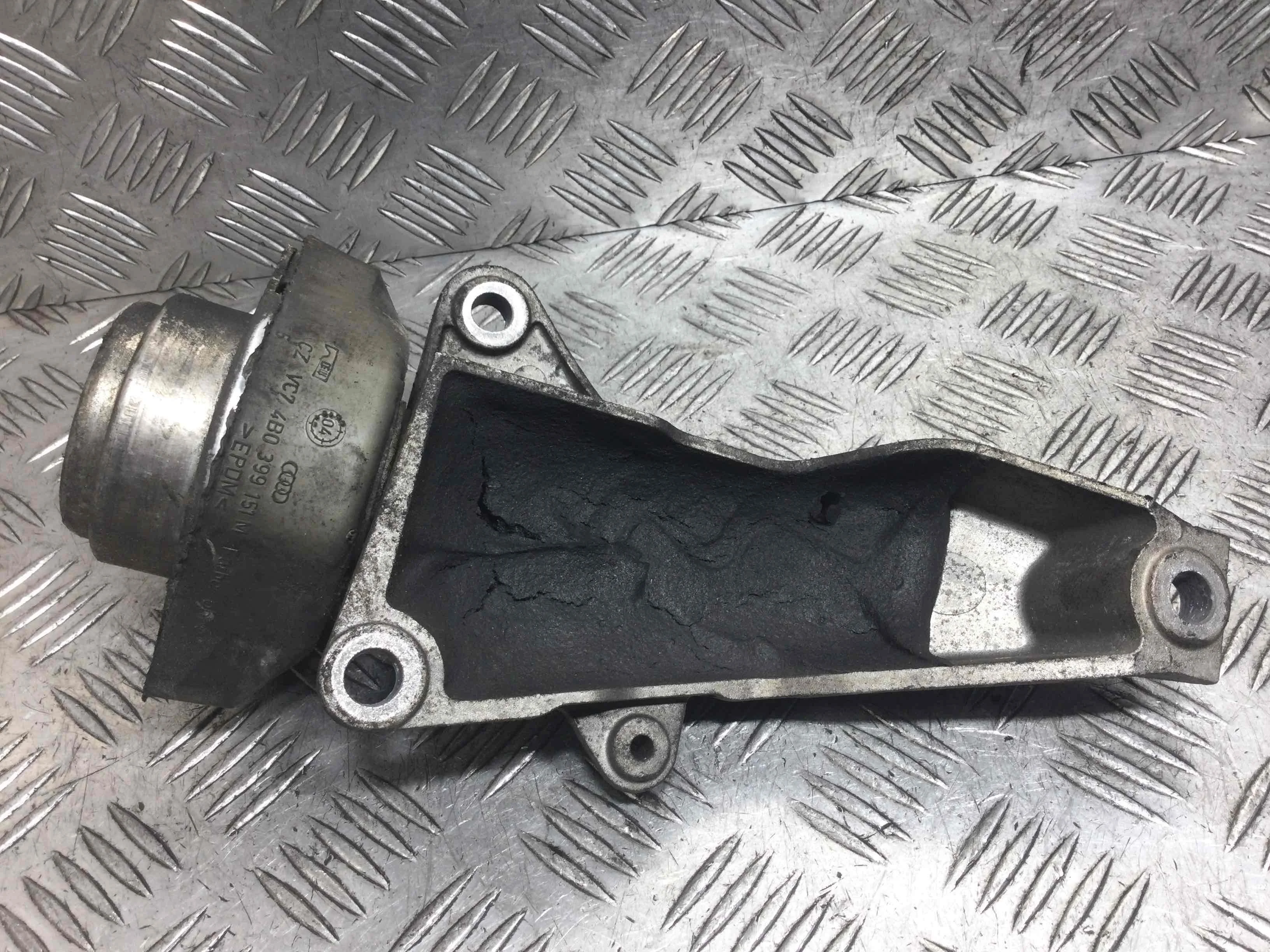 Подушка крепления КПП Audi A4 B6 (2000-2005) дизель 2.5 TDI Автомат Универсал