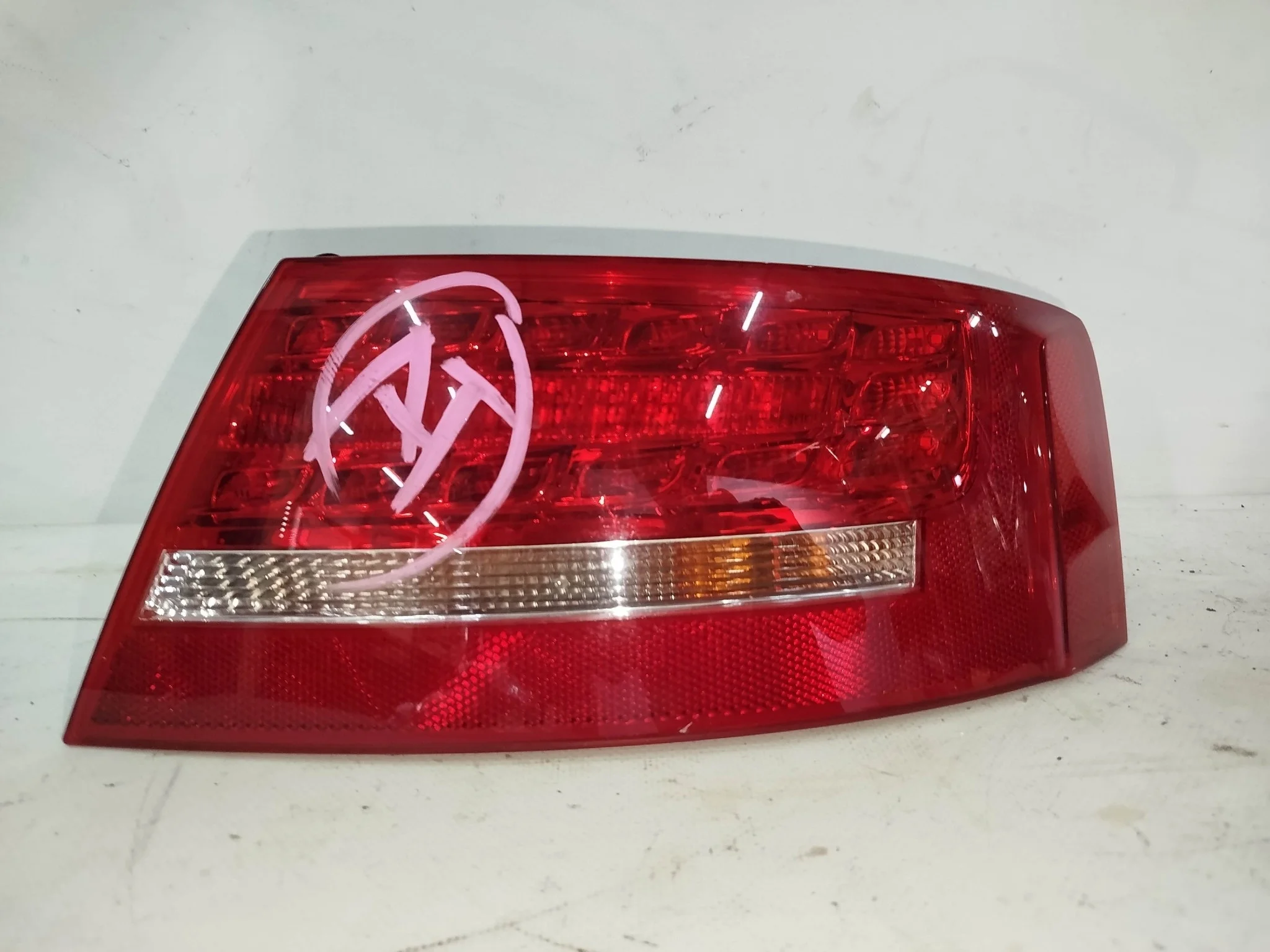 ФОНАРЬ AUDI ПРАВО 8T8945096D NA7460