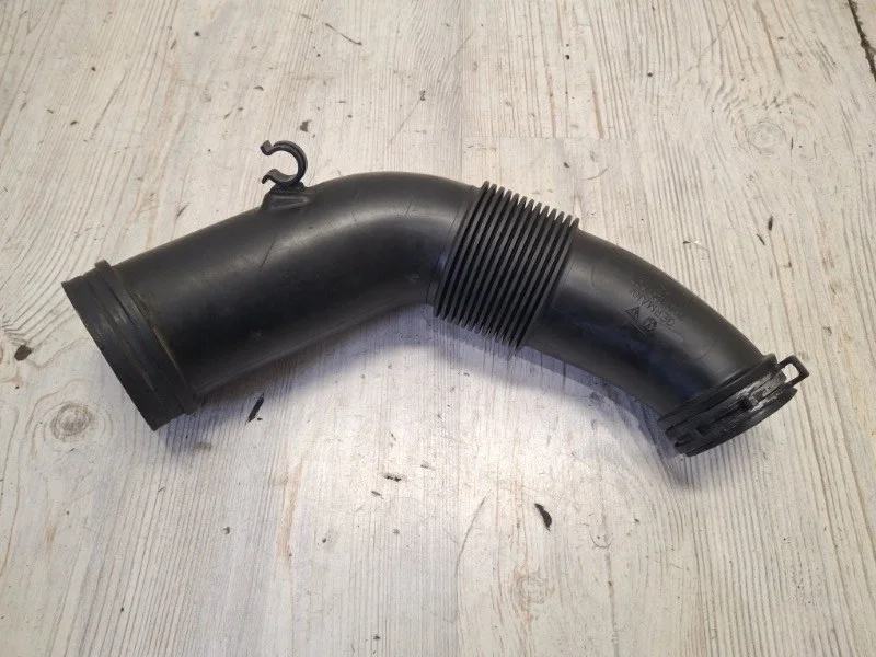 Патрубок воздушного фильтра VW Touareg NF 2010 7P