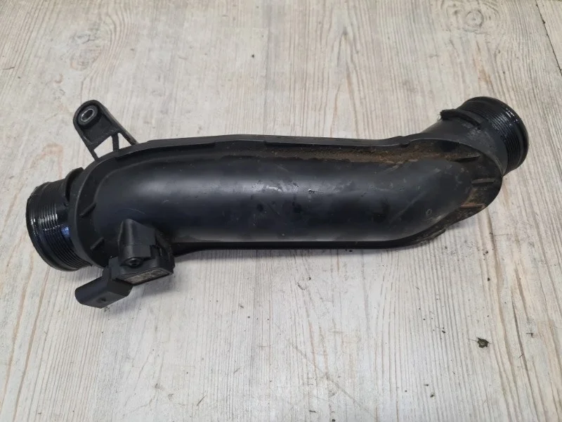 Патрубок интеркулера VW Touareg NF 2010 7P