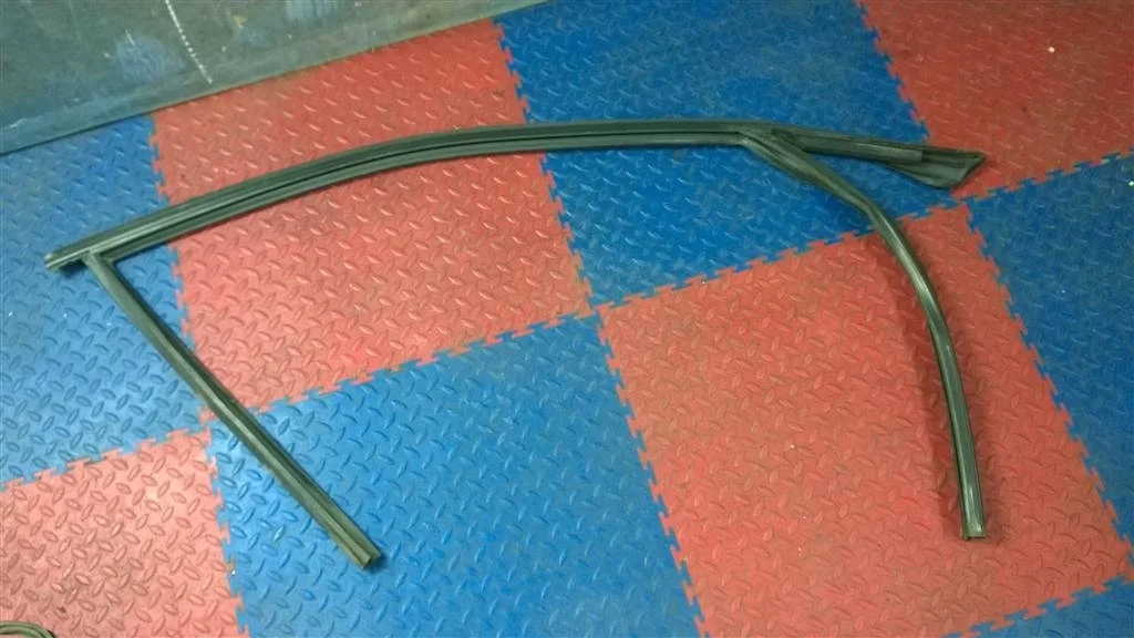 уплотнитель стекла двери переднего BMW X3 E83  N47D20A 177лс 2.0D