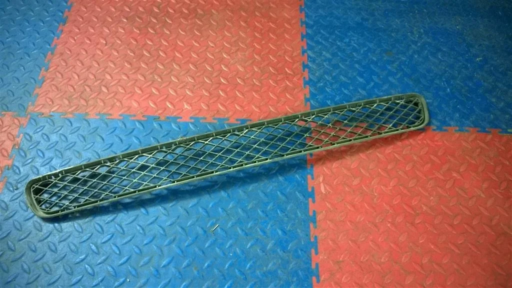 решетка в бампер центральная BMW X3 E83  N47D20A 177лс 2.0D