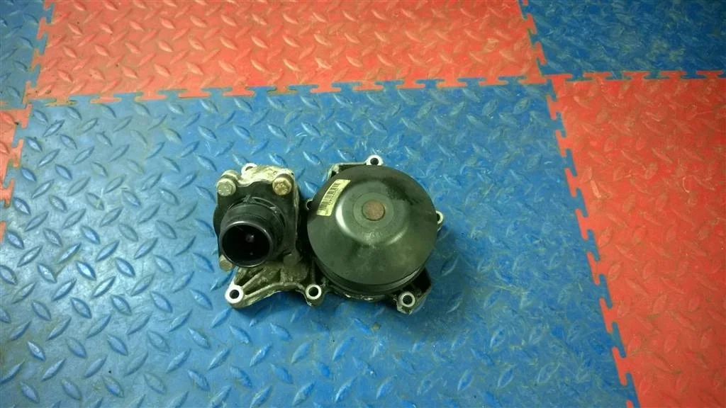 насос водяной помпа BMW X3 E83  N47D20A 177лс 2.0D