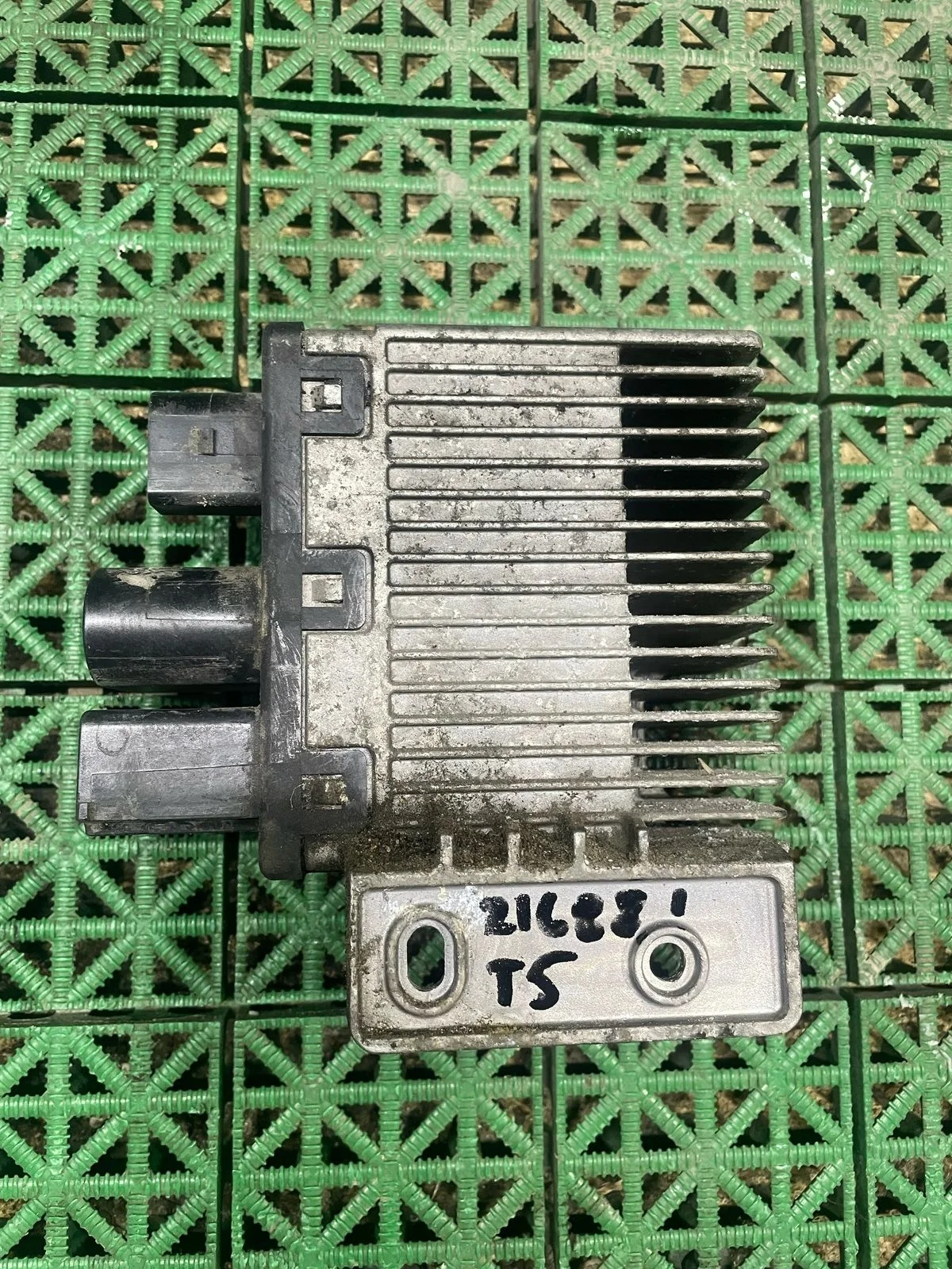 Блок управления вентиляторами VOLKSWAGEN TRANSPORTER T5 2003- 3 фишки б/у TRANSPORTER T5(2003-2015)