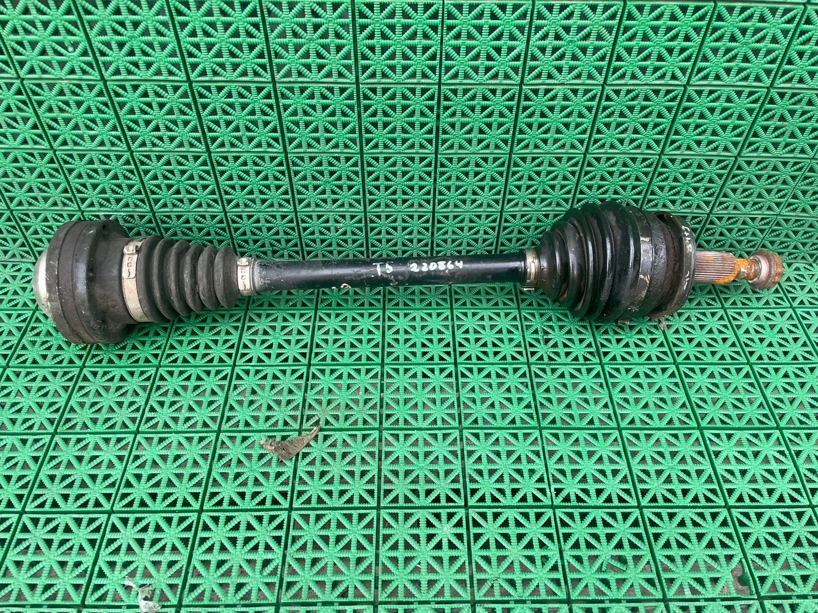 Вал привода со шрусами VOLKSWAGEN TRANSPORTER T5 2003- МКПП левый 645 б/у TRANSPORTER T5(2003-2015)