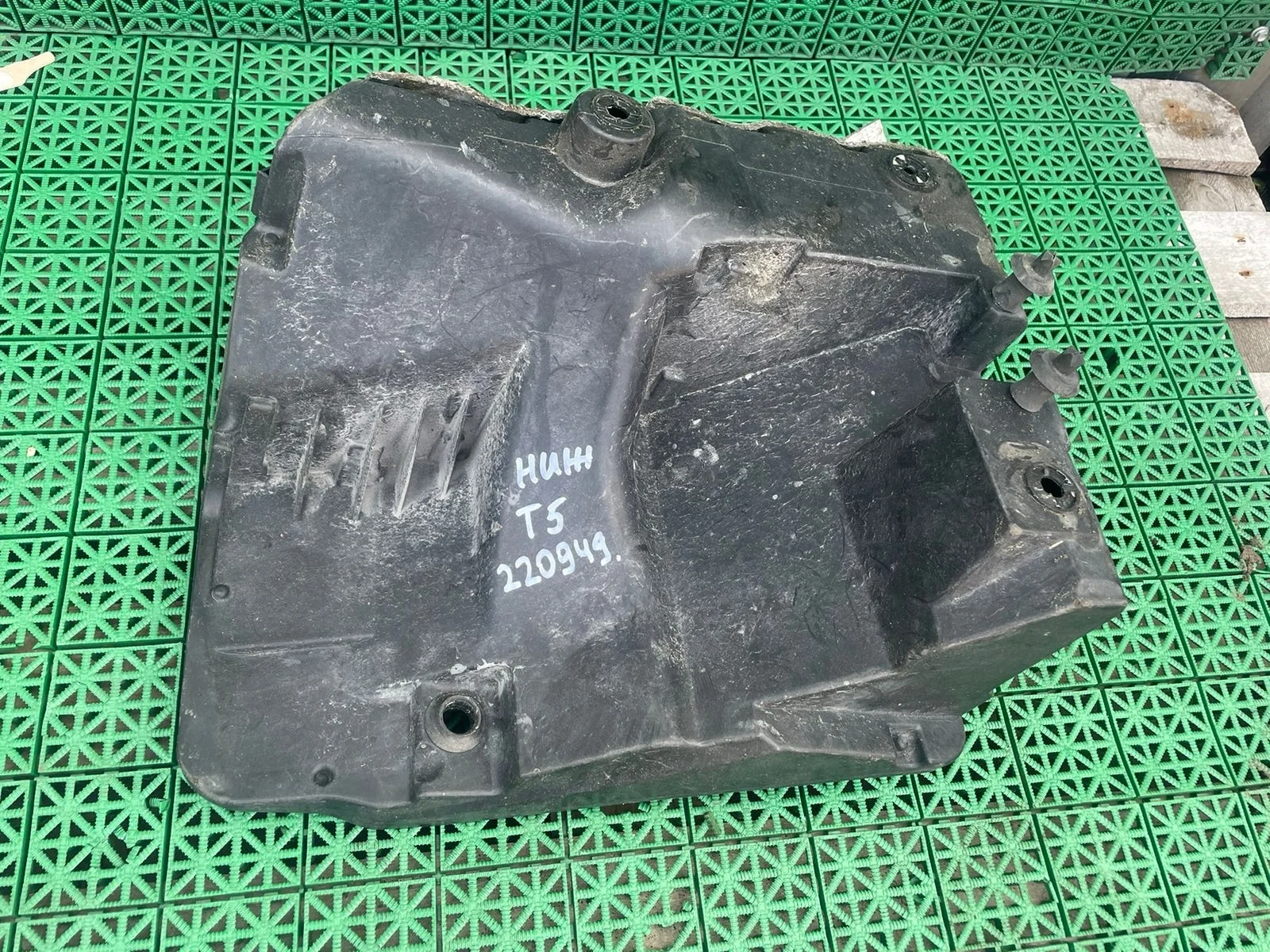 Корпус блока предохранителей VOLKSWAGEN TRANSPORTER T5 2010- нижний б/у TRANSPORTER T5(2003-2015)