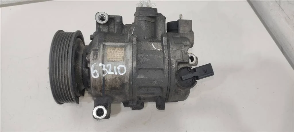 Компрессор кондиционера 5N0820803F  2.0 TDI Volks