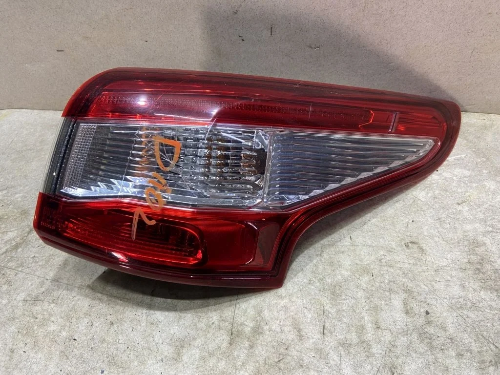 Фонарь  правый Nissan Qashqai J11 С ДЕФЕКТОМ