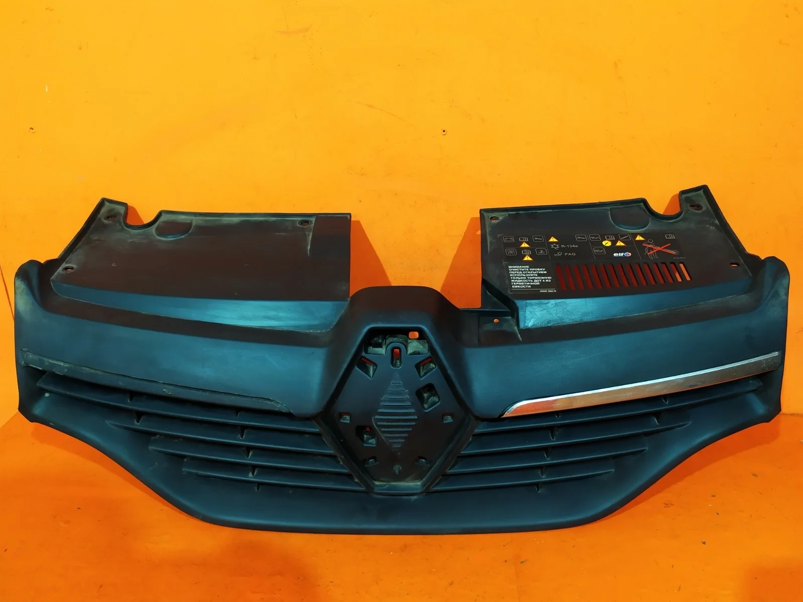 Решетка радиатора Renault Sandero 2013-2019