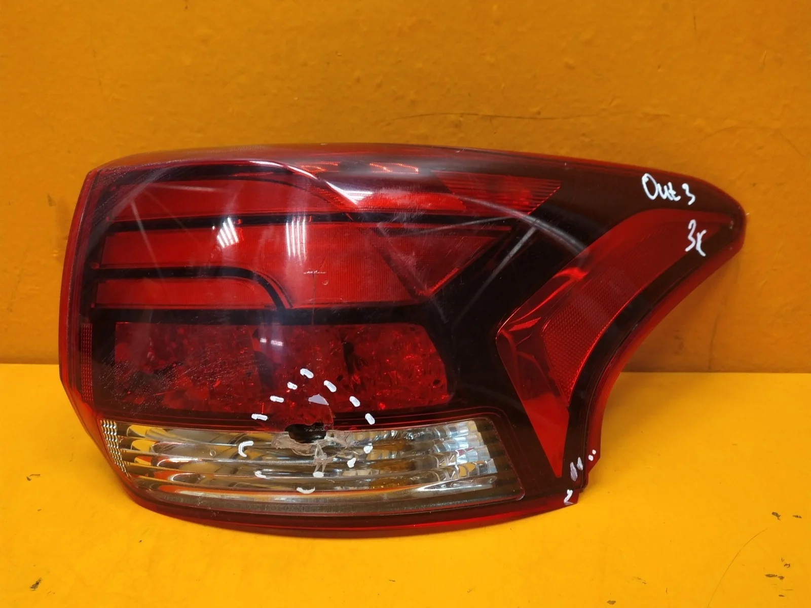 Фонарь внешний Mitsubishi Outlander 2015-нв 3