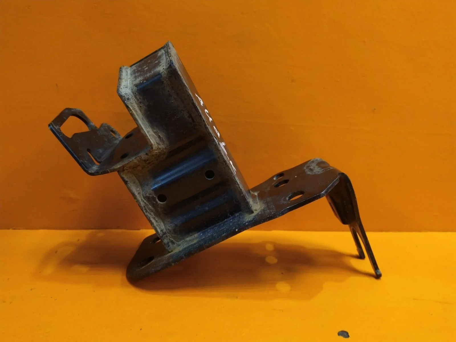 Кронштейн усилителя бампера Audi Q7 2005-2015 4L