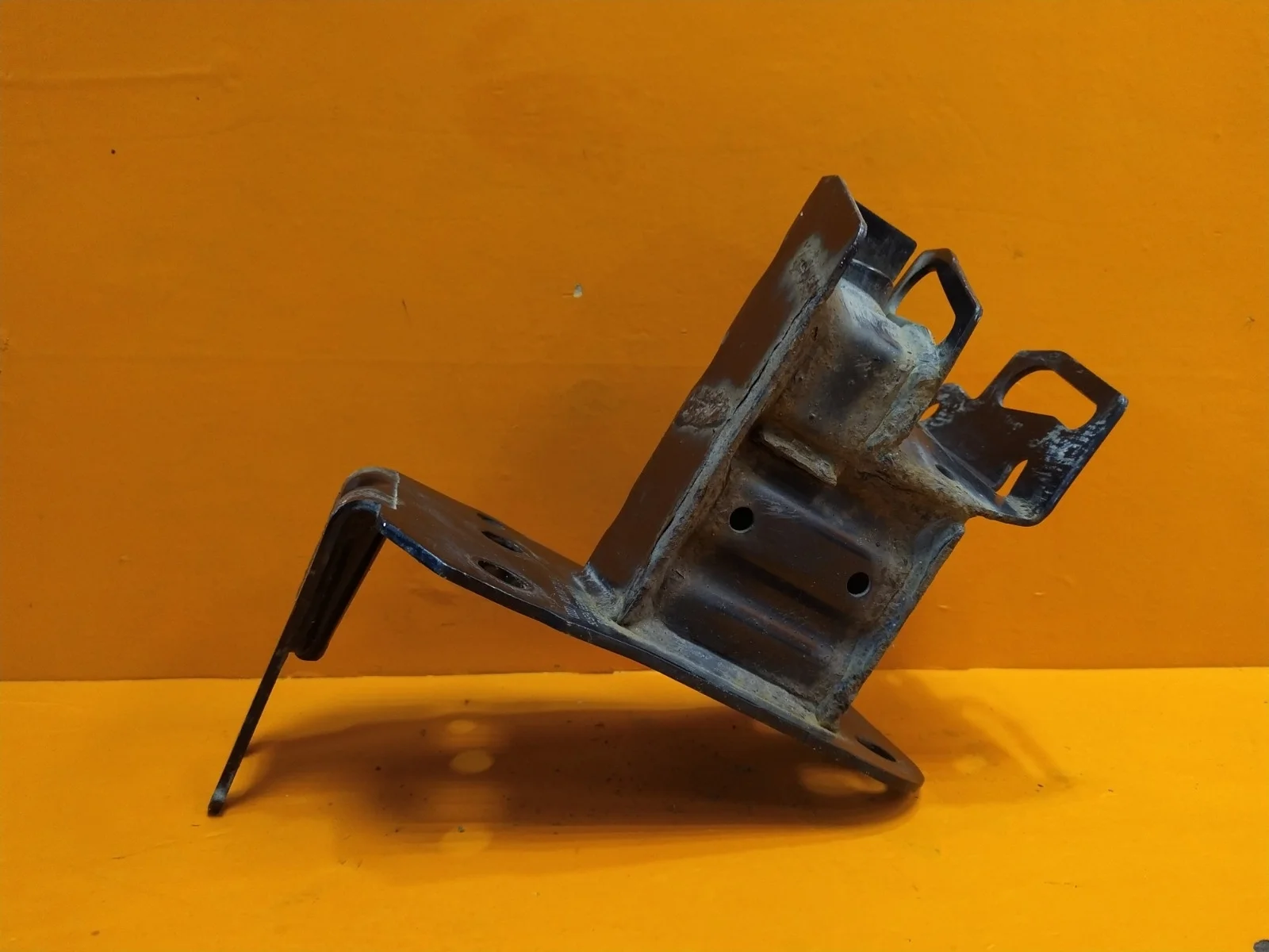 Кронштейн усилителя бампера Audi Q7 2005-2015 4L