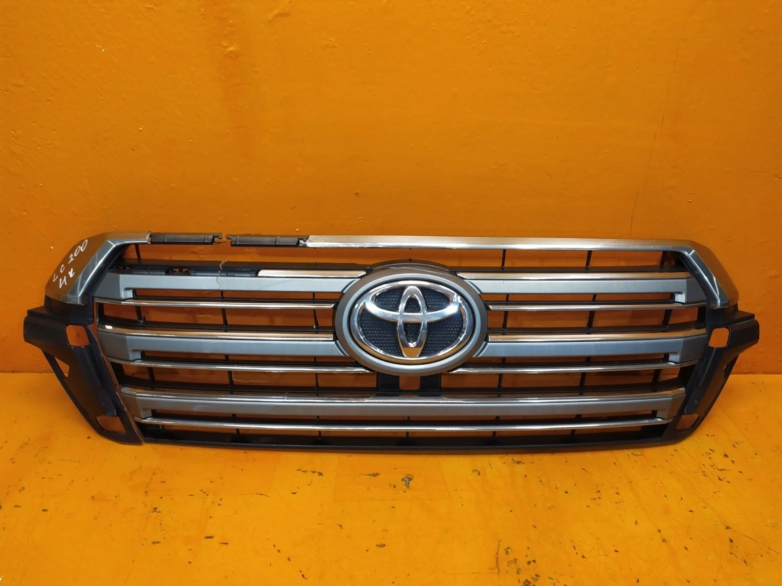 Решетка радиатора Toyota Land Cruiser 2015-2021 200