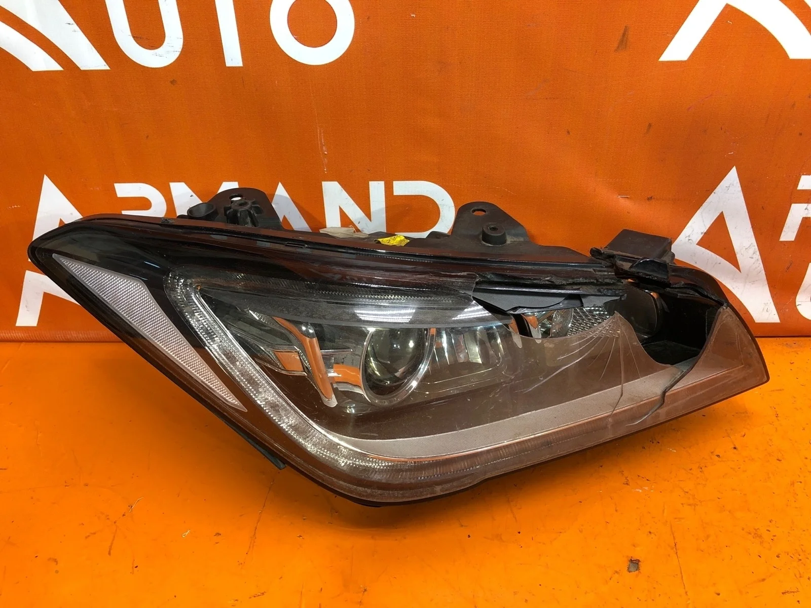 Фара Genesis DH 2013-2016