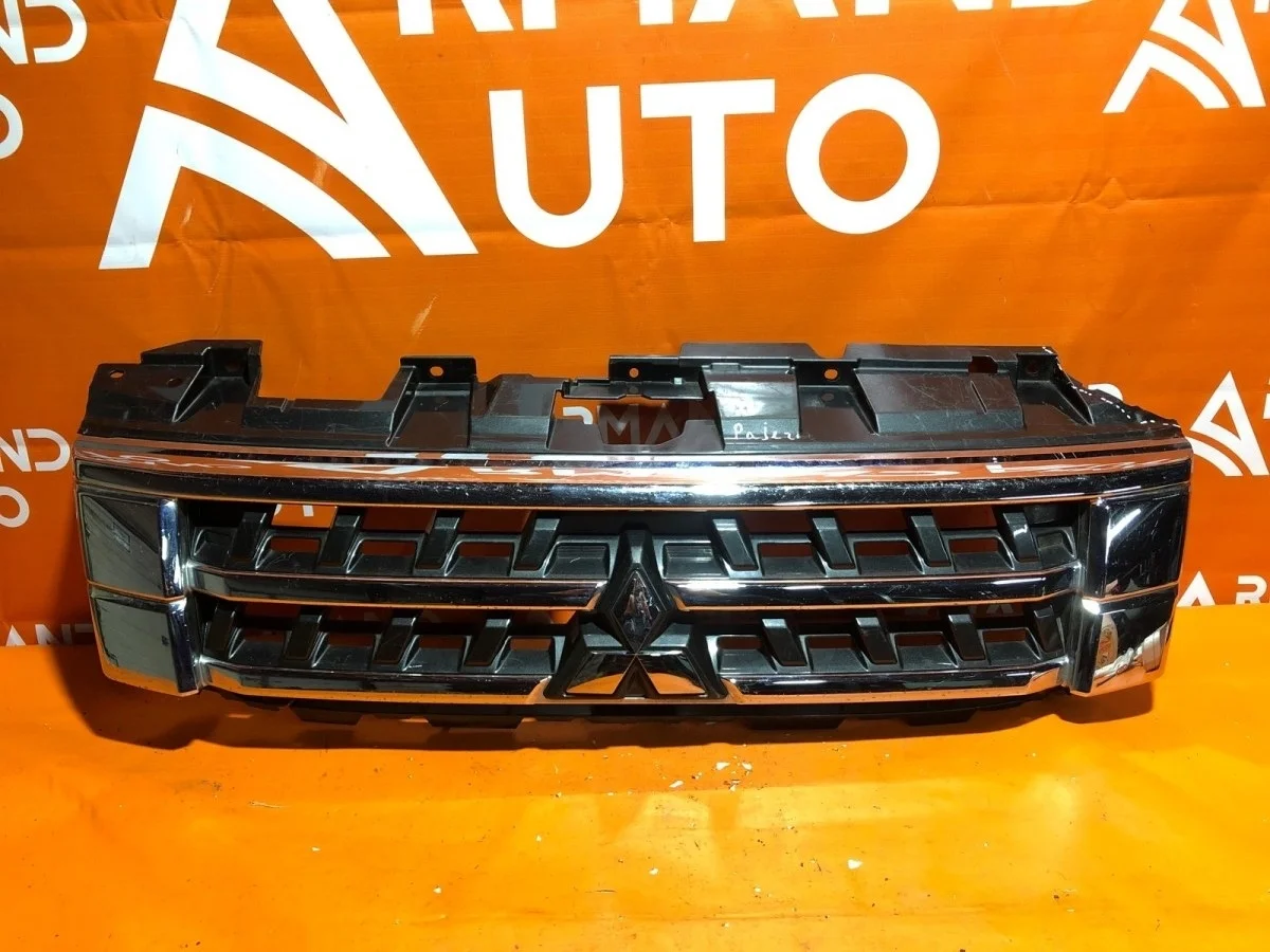 Решетка радиатора Mitsubishi Pajero 2014-нв