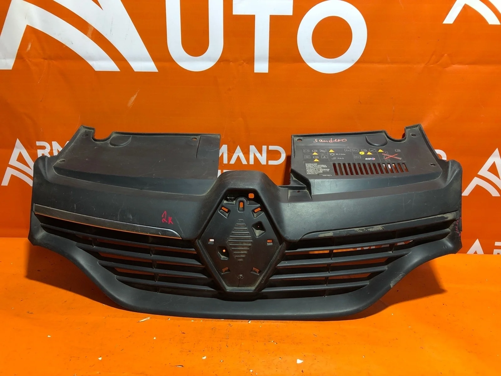 Решетка радиатора Renault Logan 2012-2018