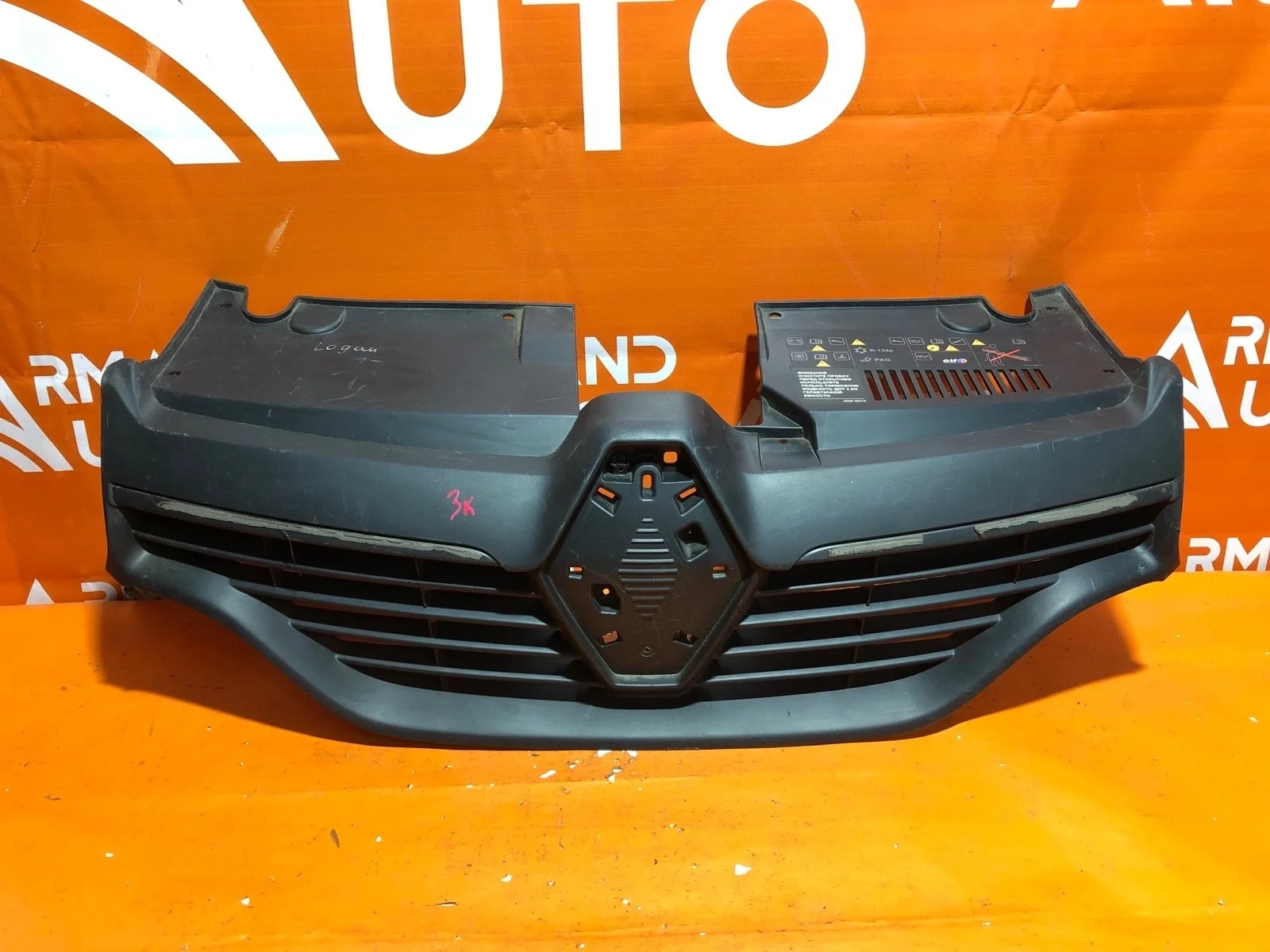 Решетка радиатора Renault Logan 2012-2018