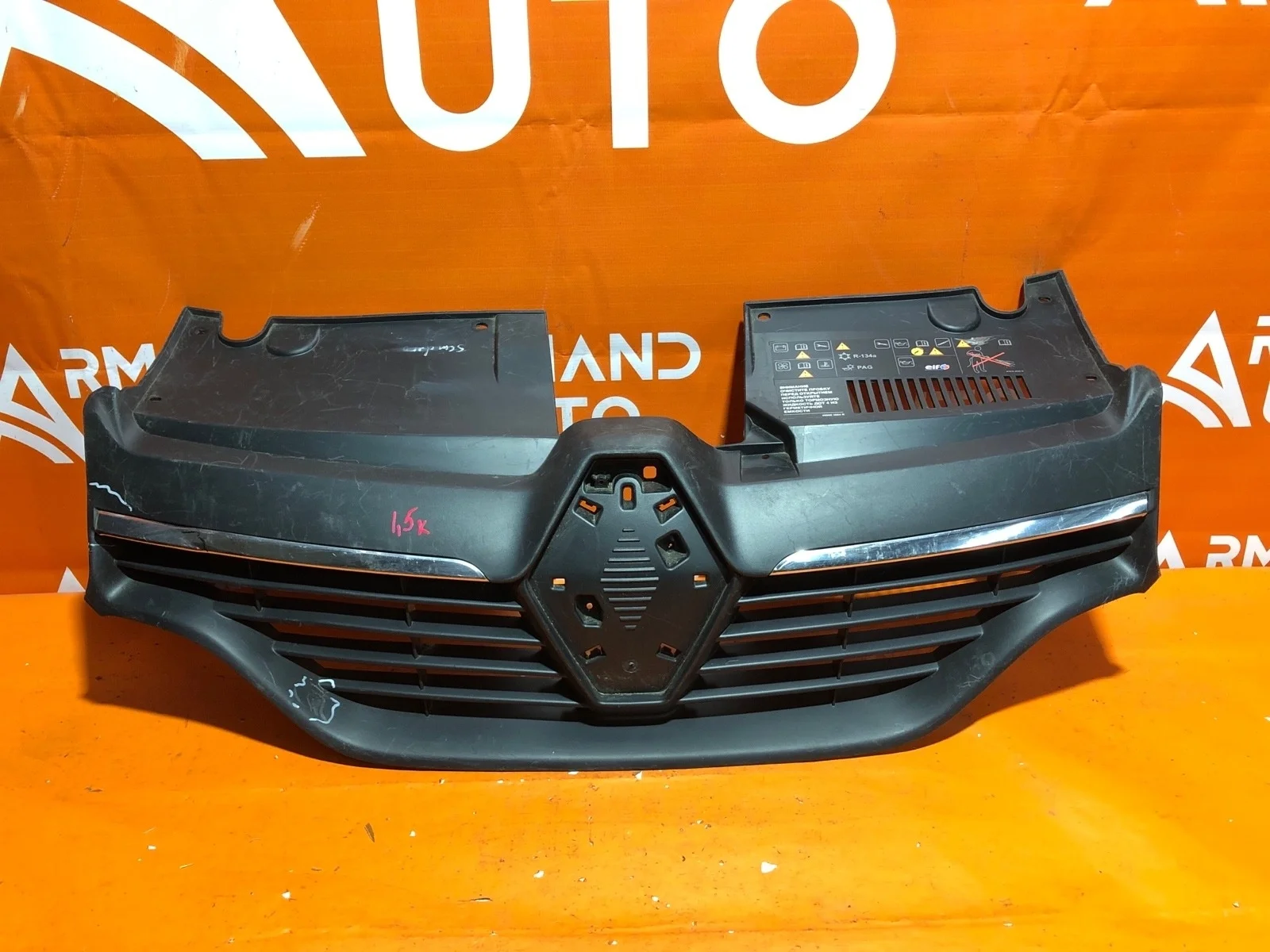 Решетка радиатора Renault Logan 2012-2018