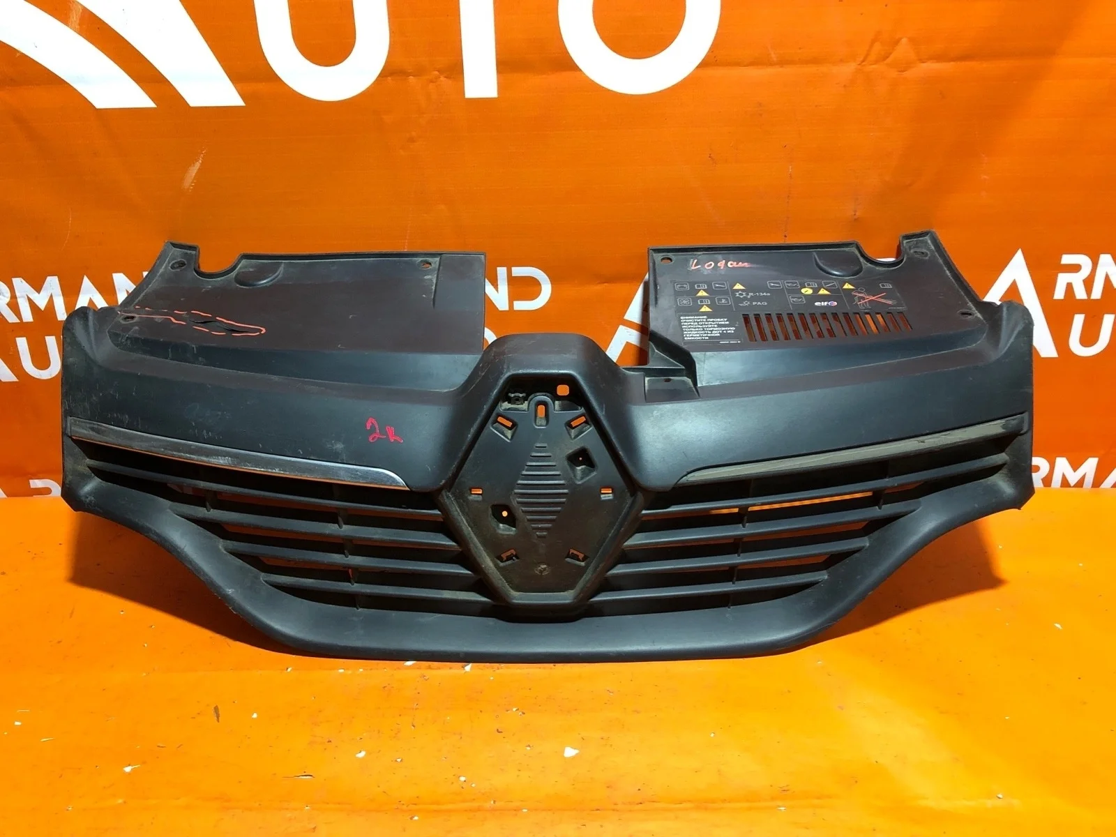 Решетка радиатора Renault Logan 2012-2018