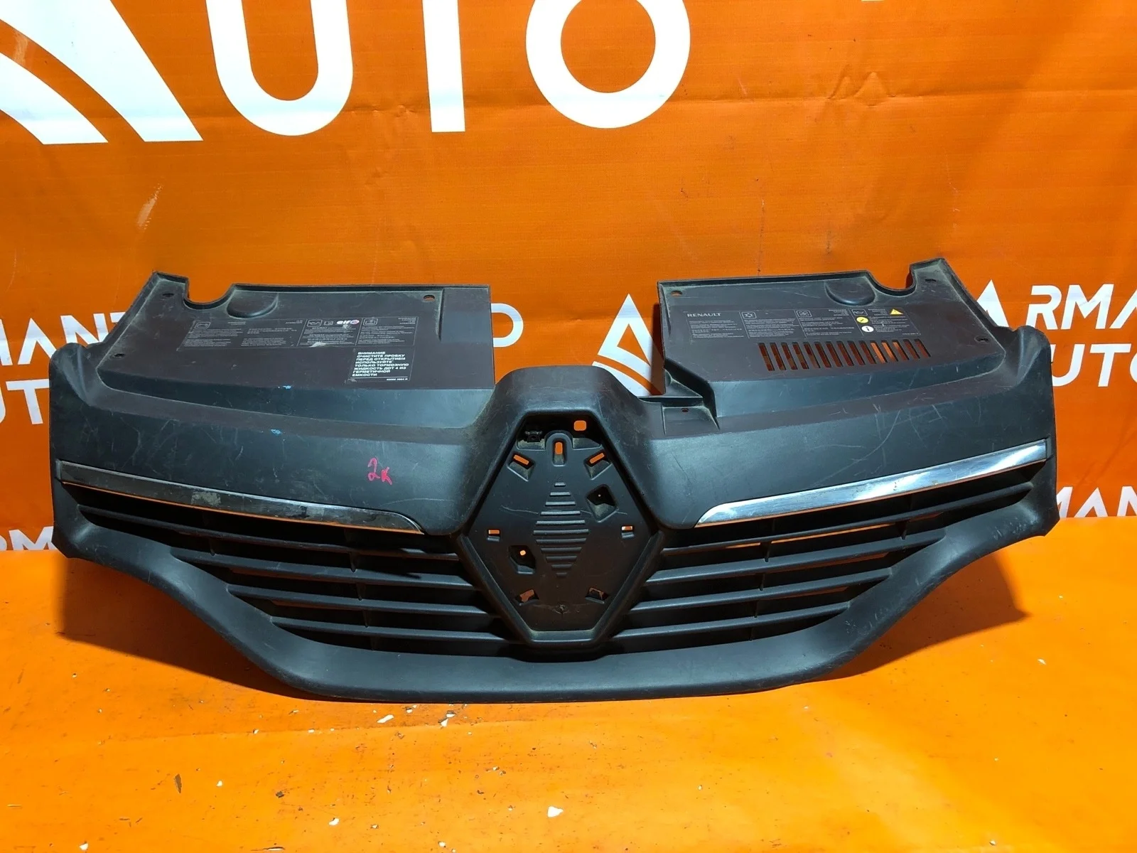 Решетка радиатора Renault Logan 2012-2018