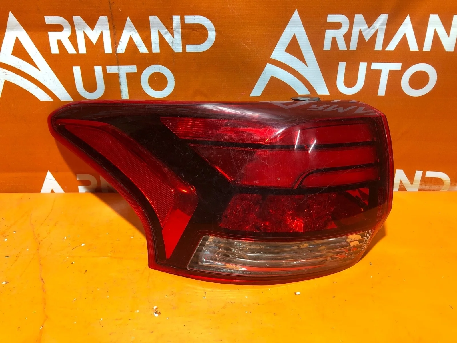 Фонарь внешний Mitsubishi Outlander 2015-нв 3