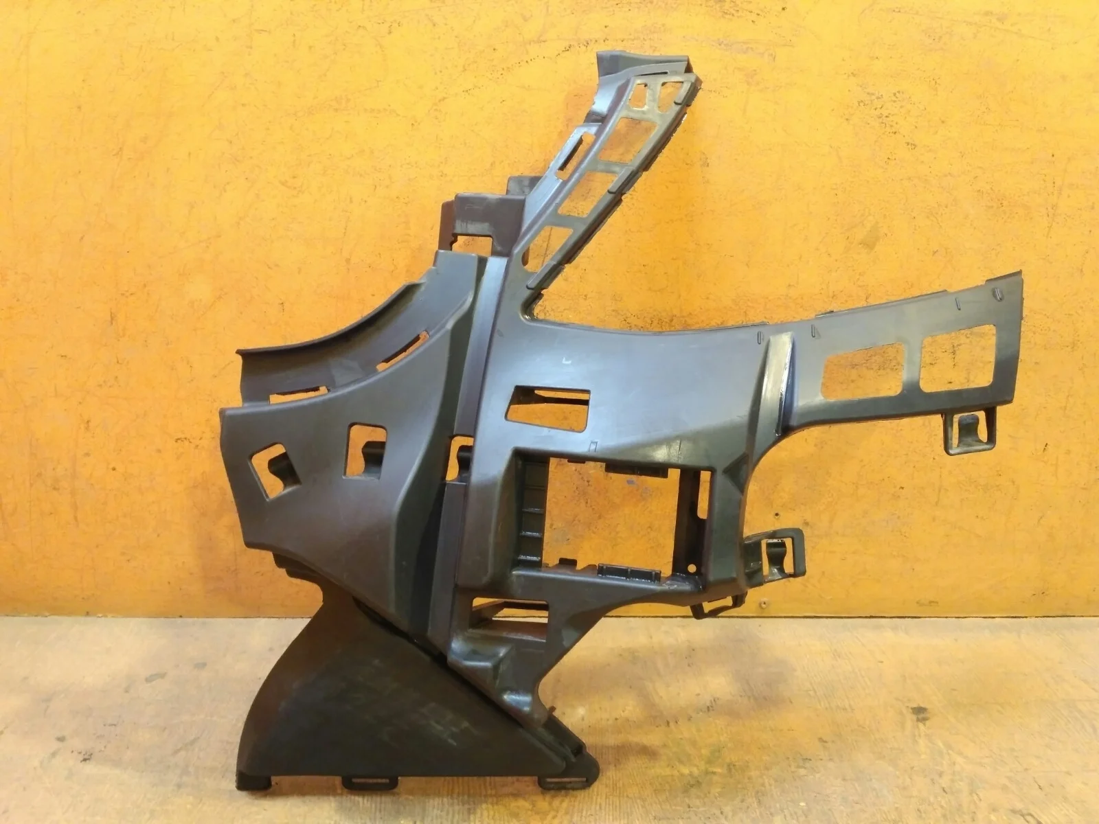 Кронштейн бампера центральный Mercedes -Class 2013-2017 W222