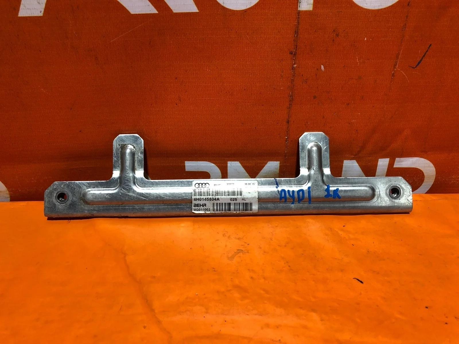 Кронштейн радиатора дополнительного Audi A8 2010-2017 3 D4