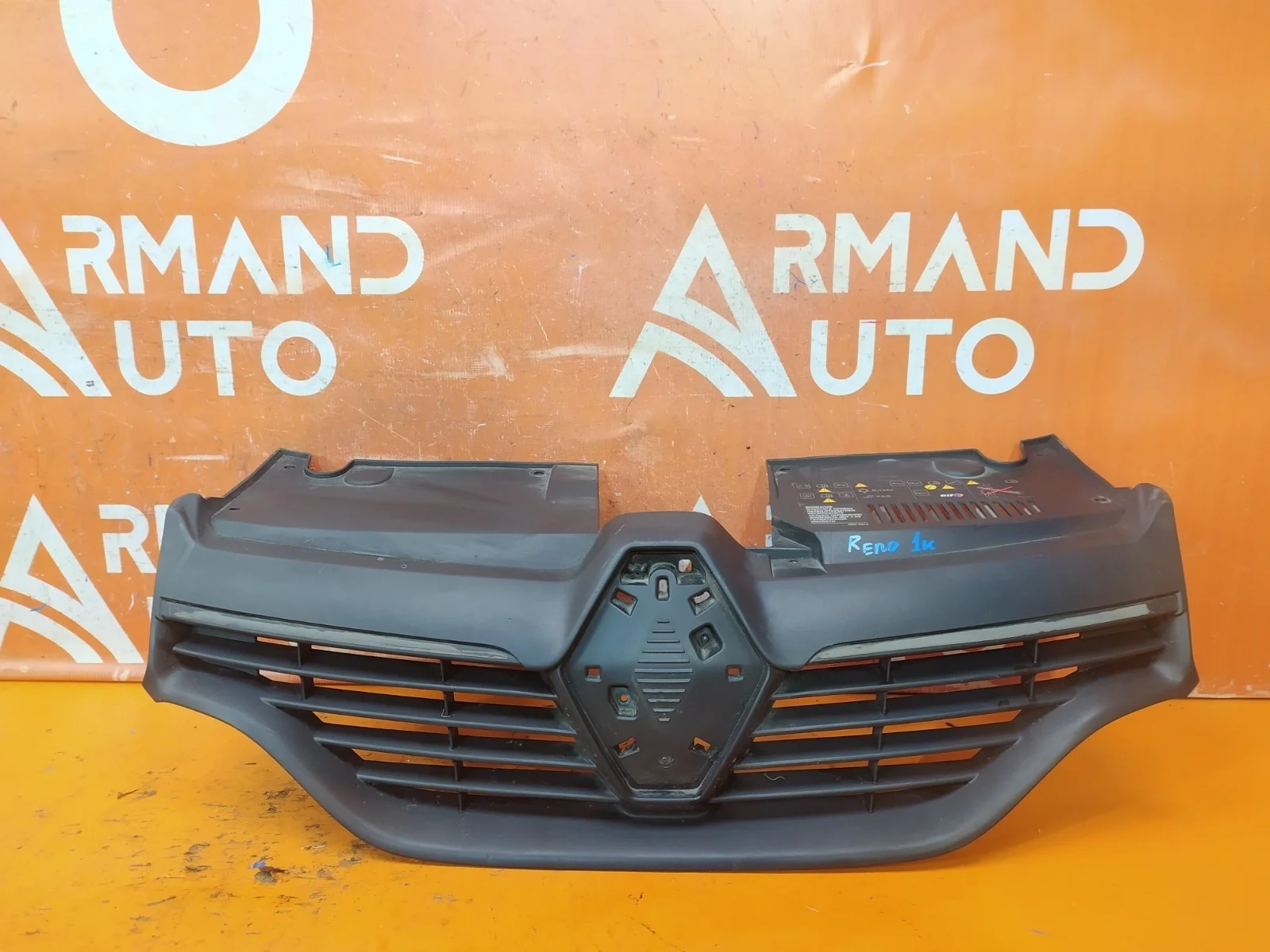 Решетка радиатора Renault Sandero 2013-2022