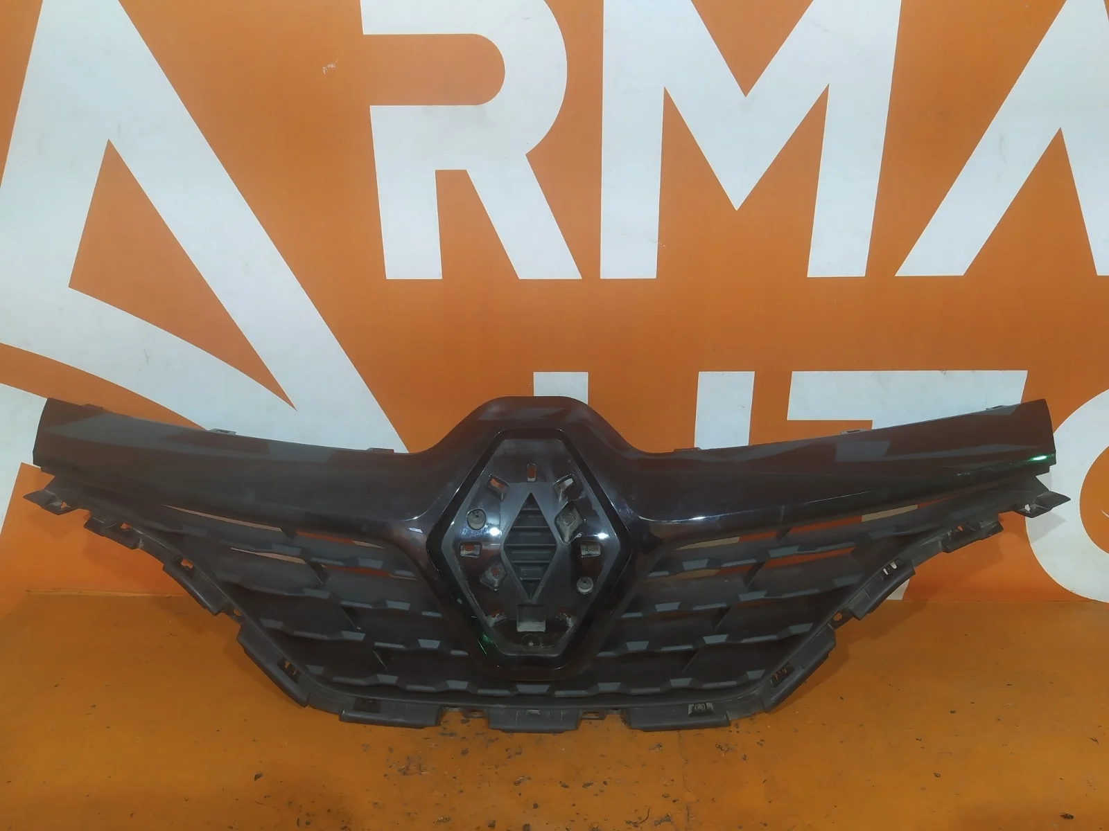 Решетка радиатора Renault Kaptur 2016-нв