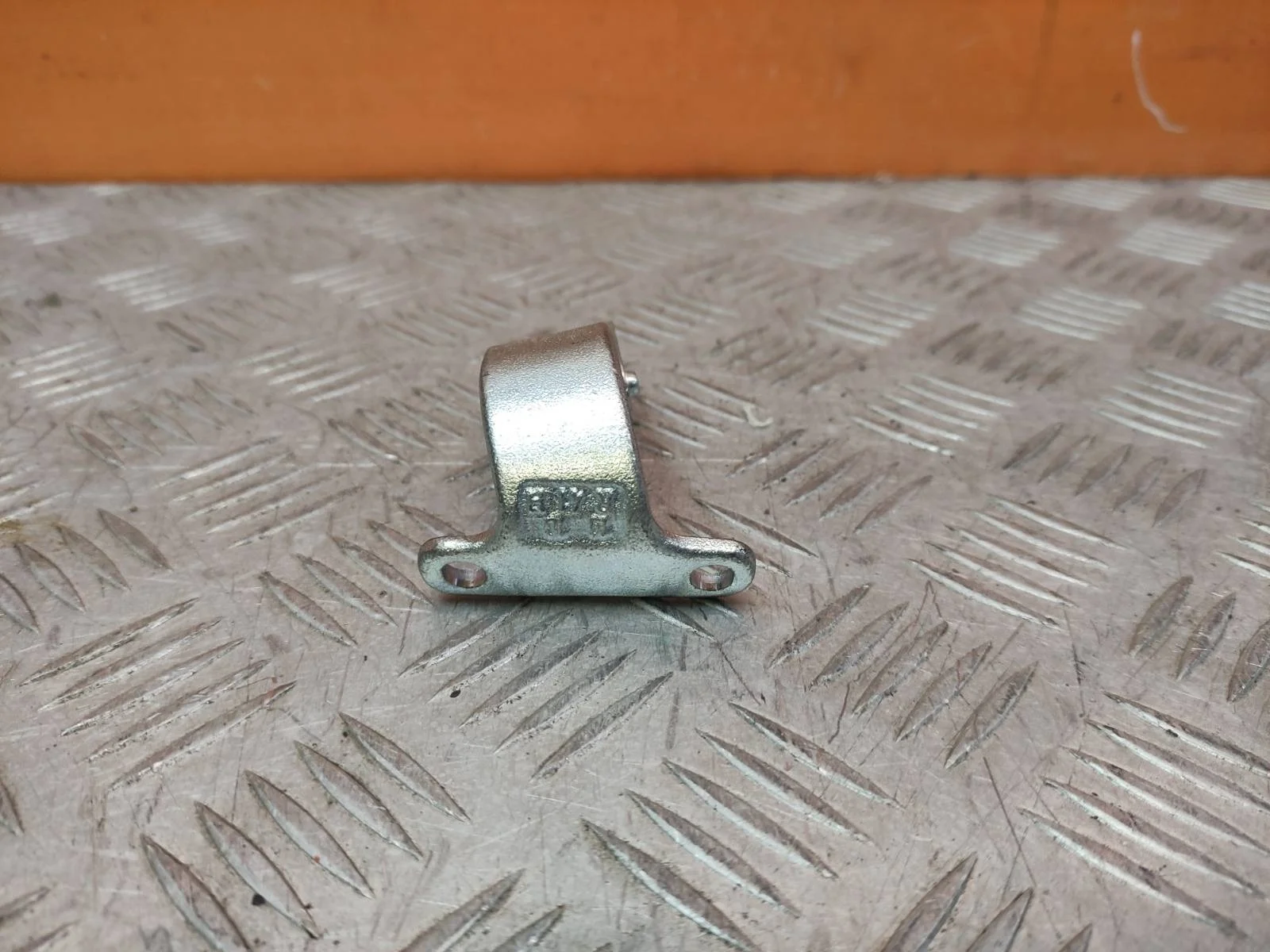 Петля двери багажника Skoda Rapid 2014-2020