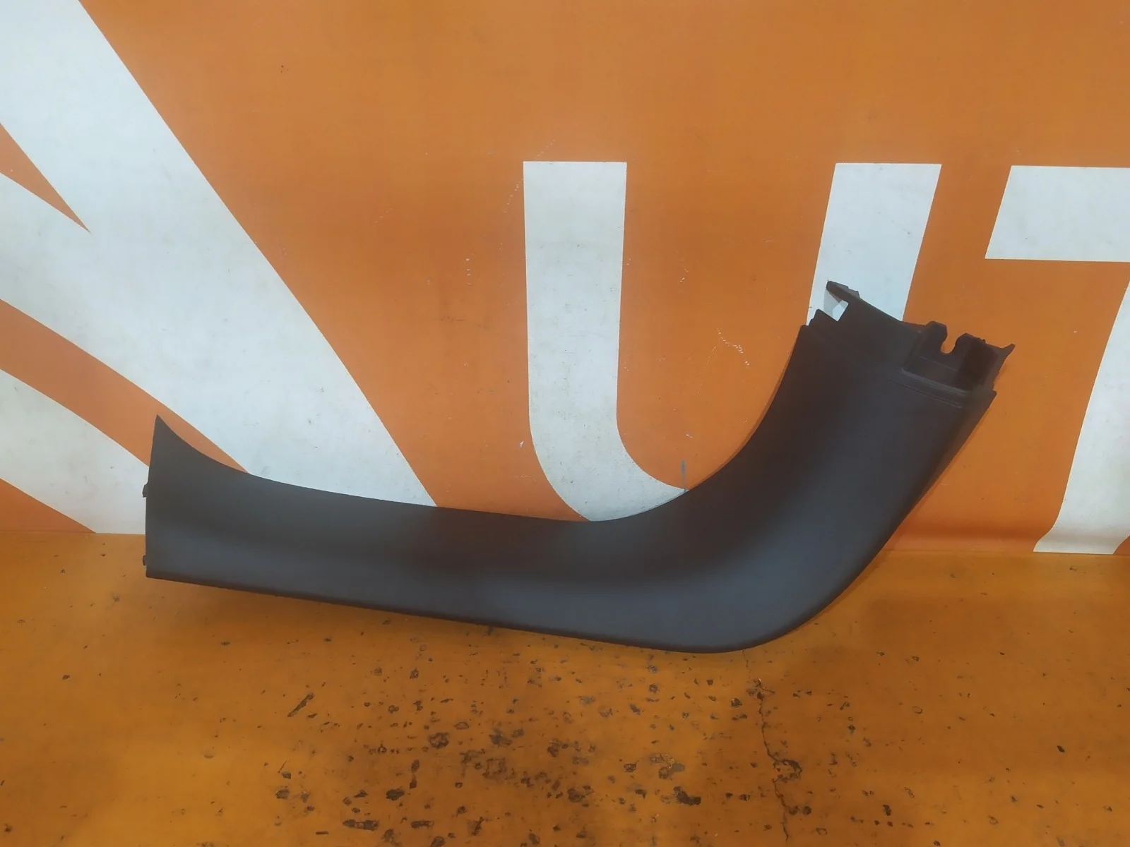 Обшивка двери багажника верхняя Mitsubishi Outlander 2012-нв 3