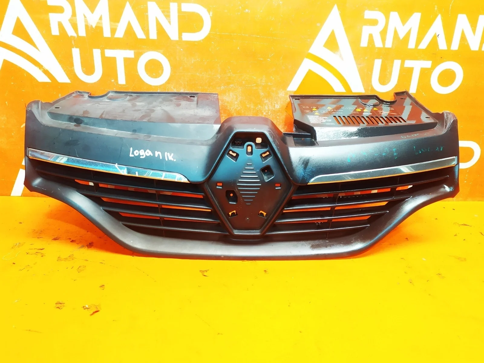 Решетка радиатора Renault Logan 2012-2018
