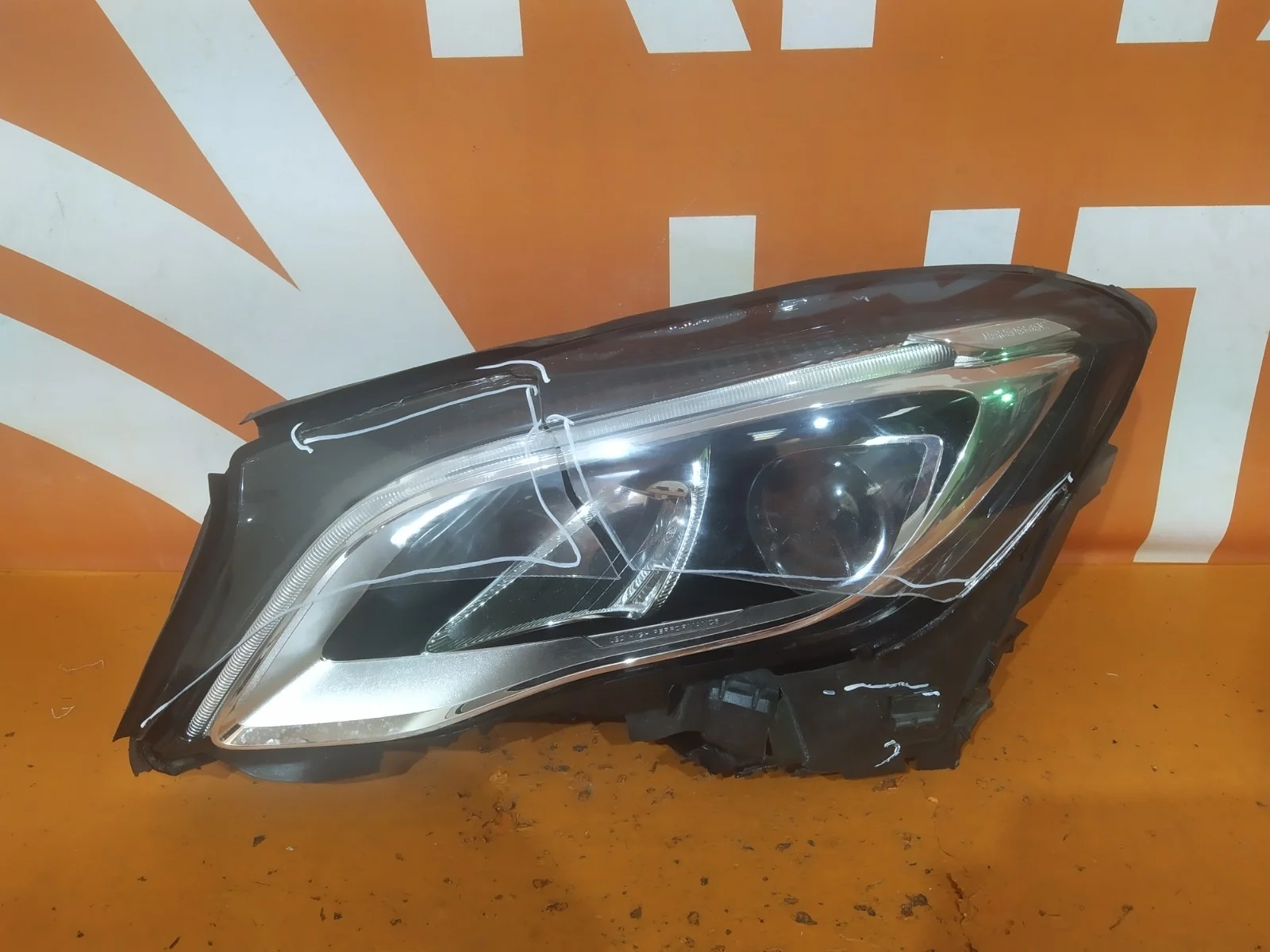 Фара Mercedes GLA-Class 2017-2020 X156