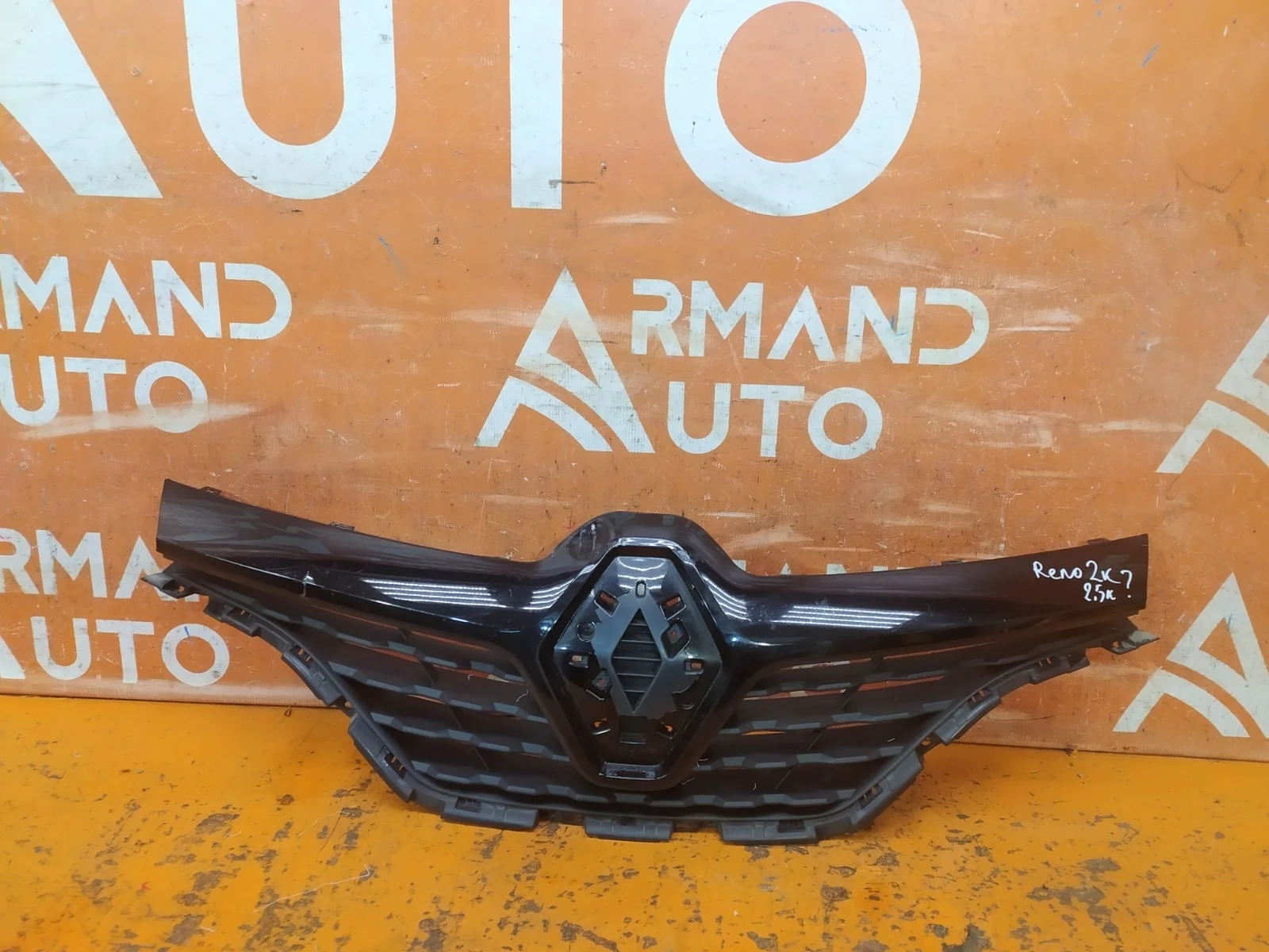 Решетка радиатора Renault Kaptur 2016-нв