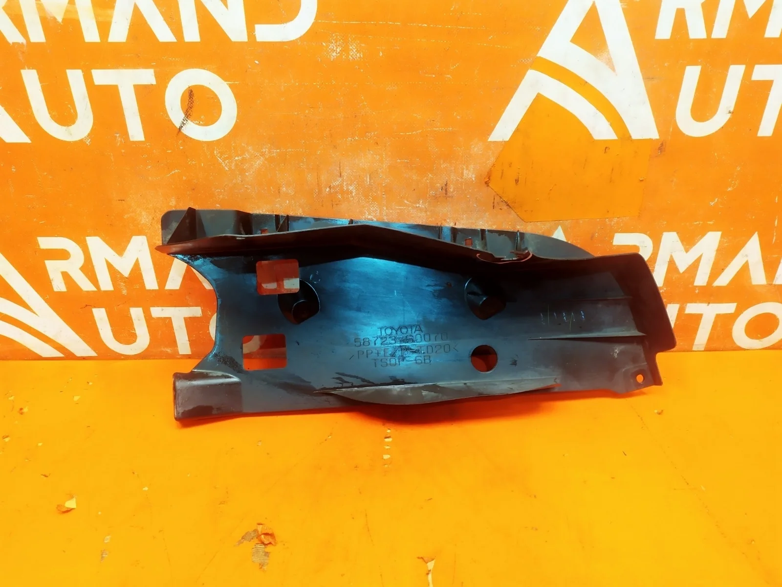 Пыльник бампера Toyota Land Cruiser 2015-2021 200