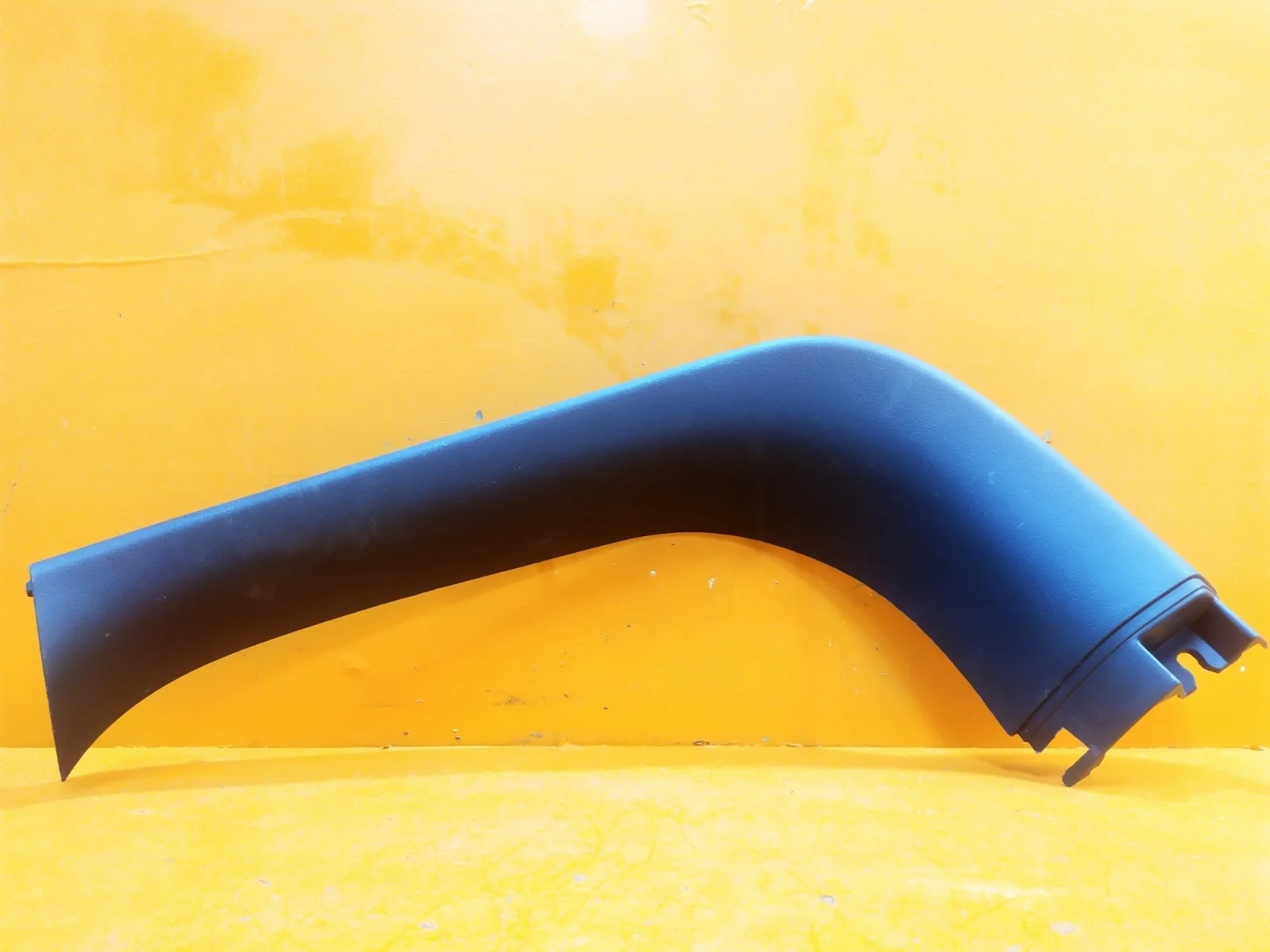 Обшивка двери багажника верхняя Mitsubishi Outlander 2012-нв 3