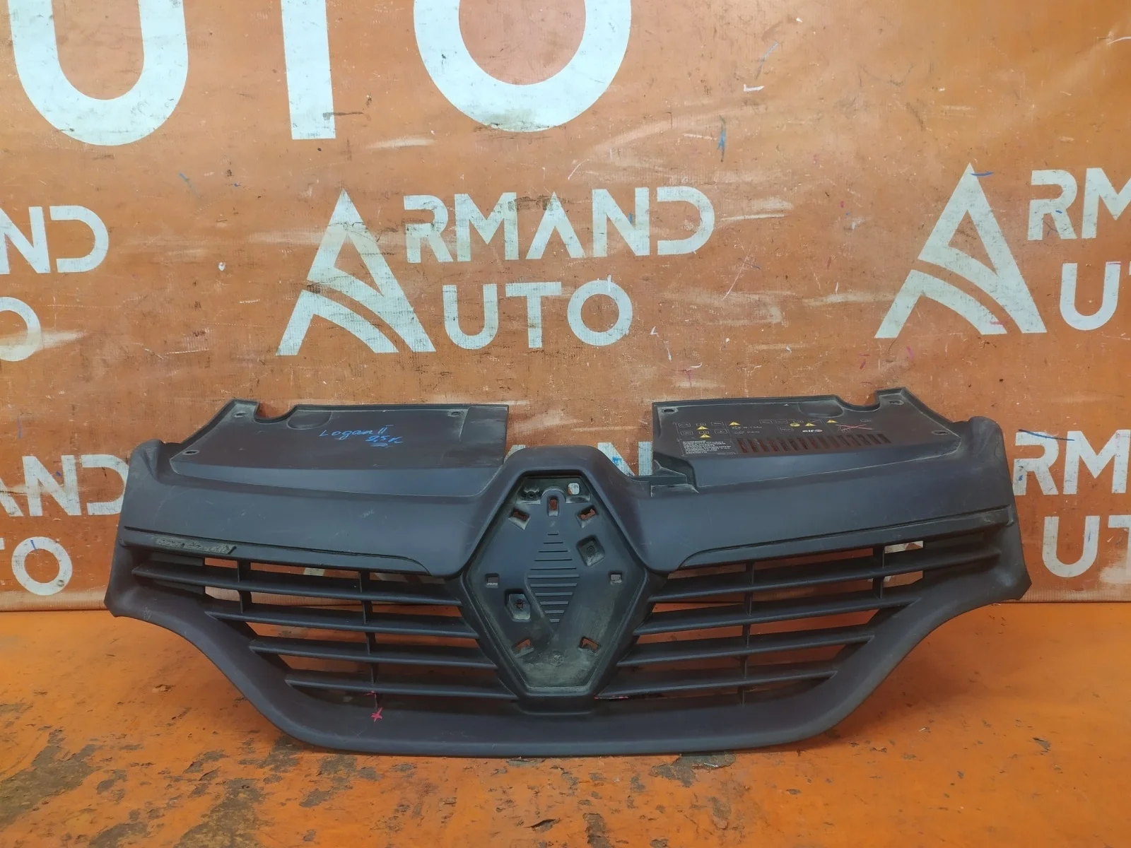 Решетка радиатора Renault Logan 2012-2018