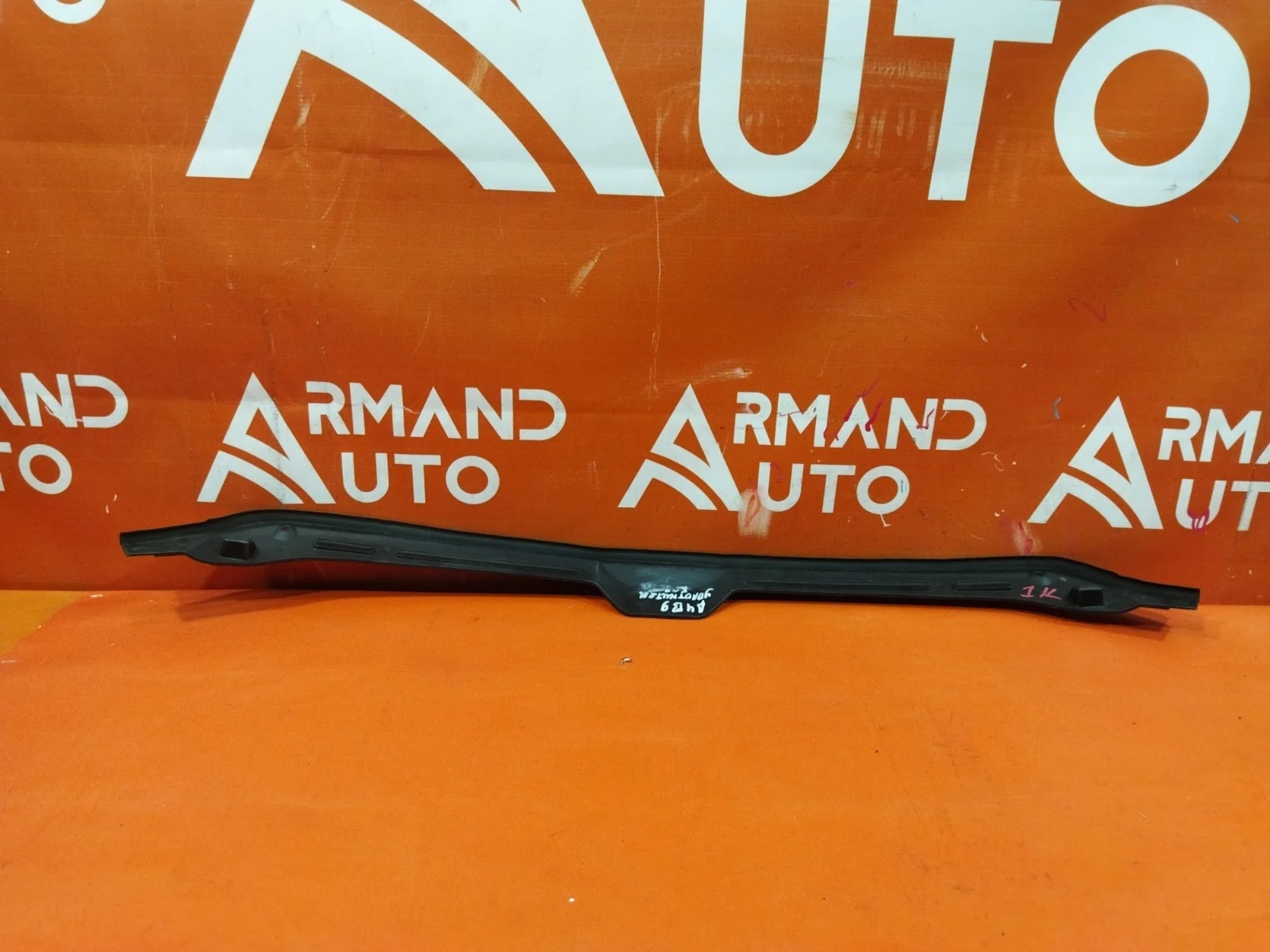 Уплотнитель капота Audi A4 2015-нв B9