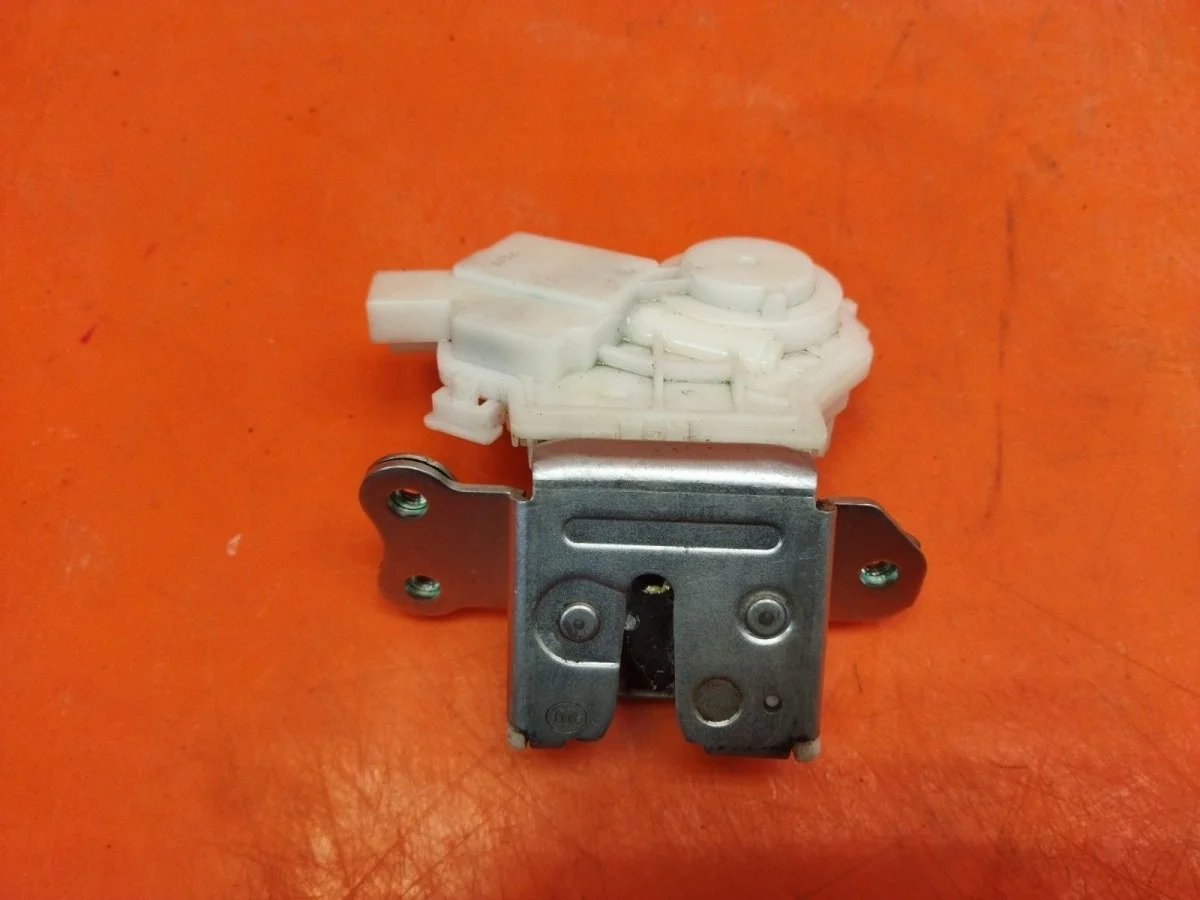 Замок двери багажника Mitsubishi Pajero Sport 2015-нв 3