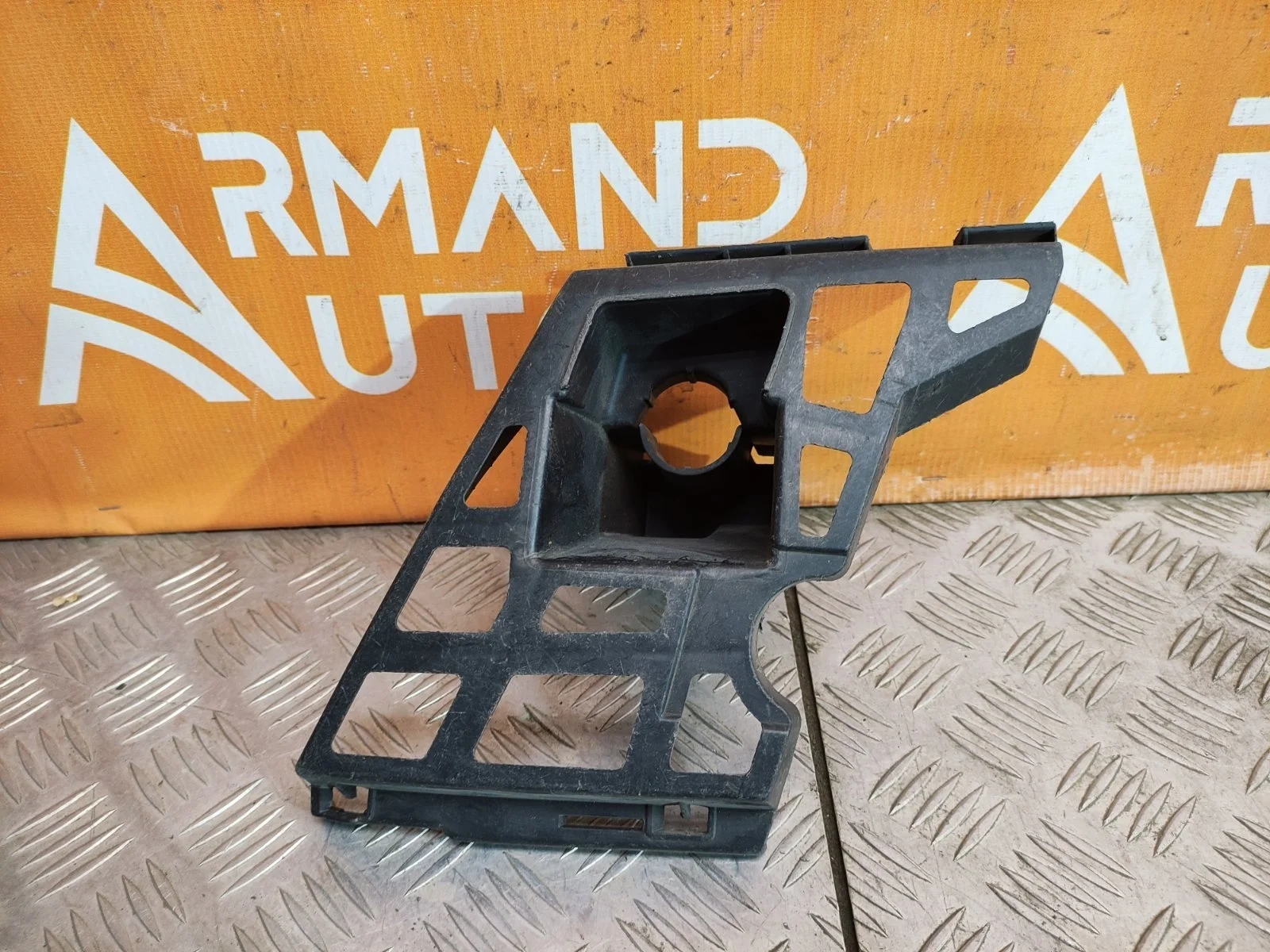 Кронштейн бампера Skoda Yeti 2009-2014