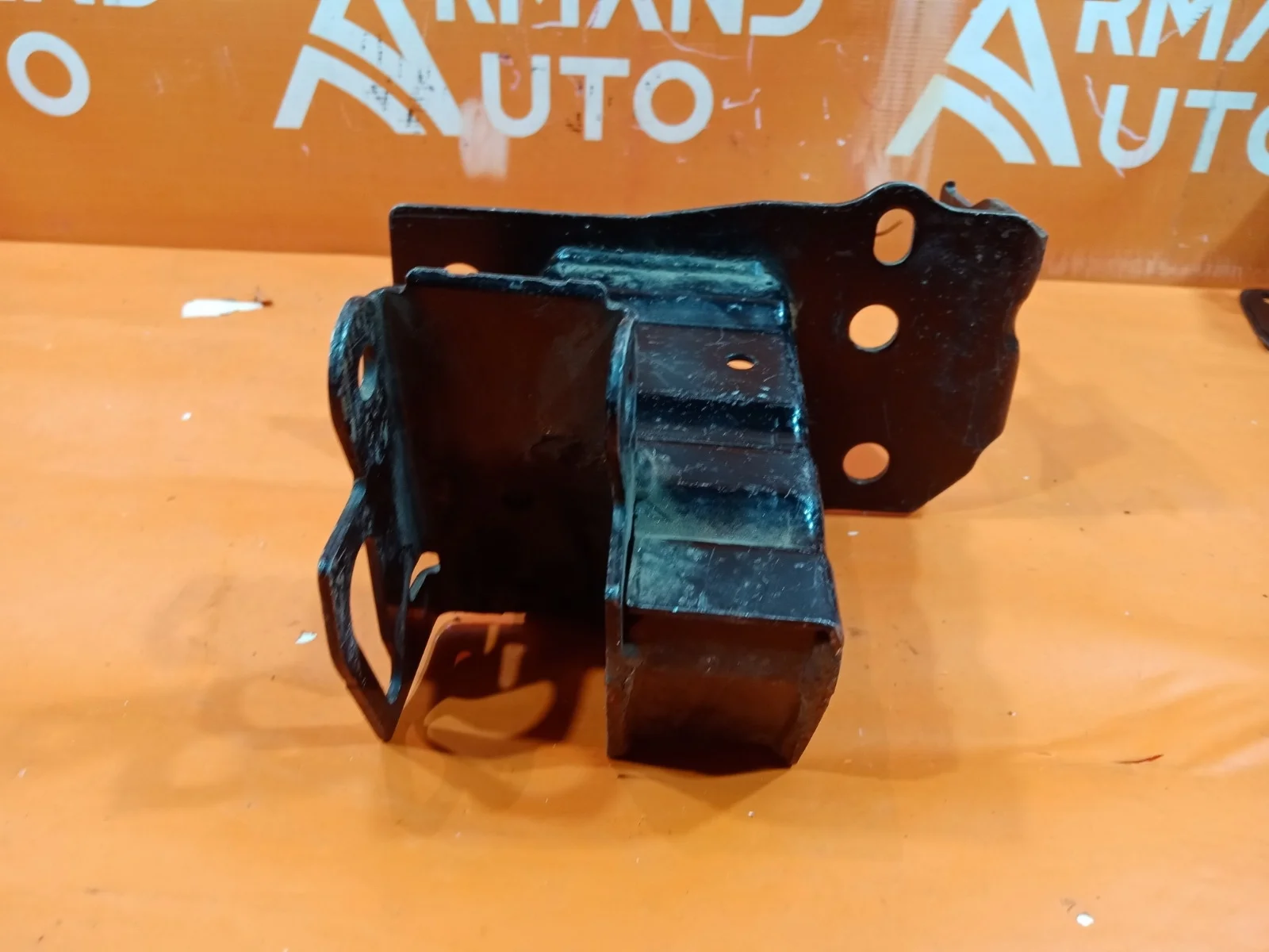 Кронштейн усилителя бампера Audi Q7 2005-2015 4L