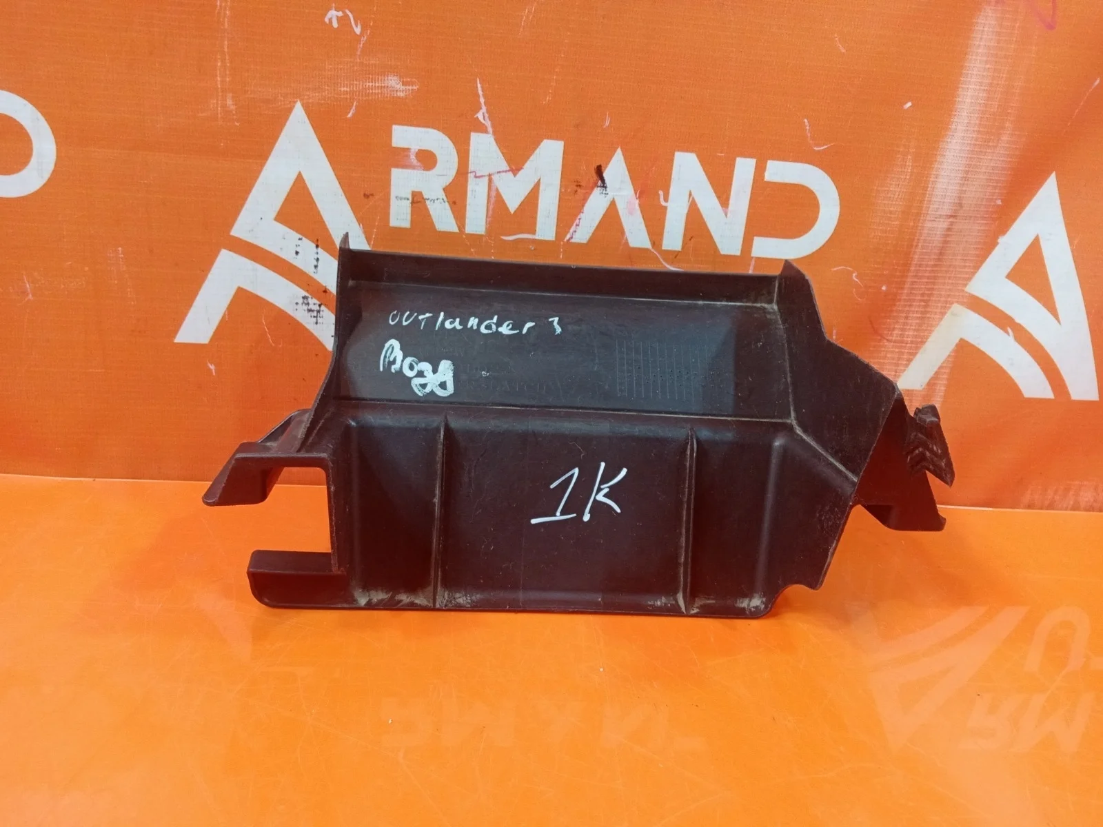 Кронштейн решетки радиатора Mitsubishi Outlander 2014-нв 3