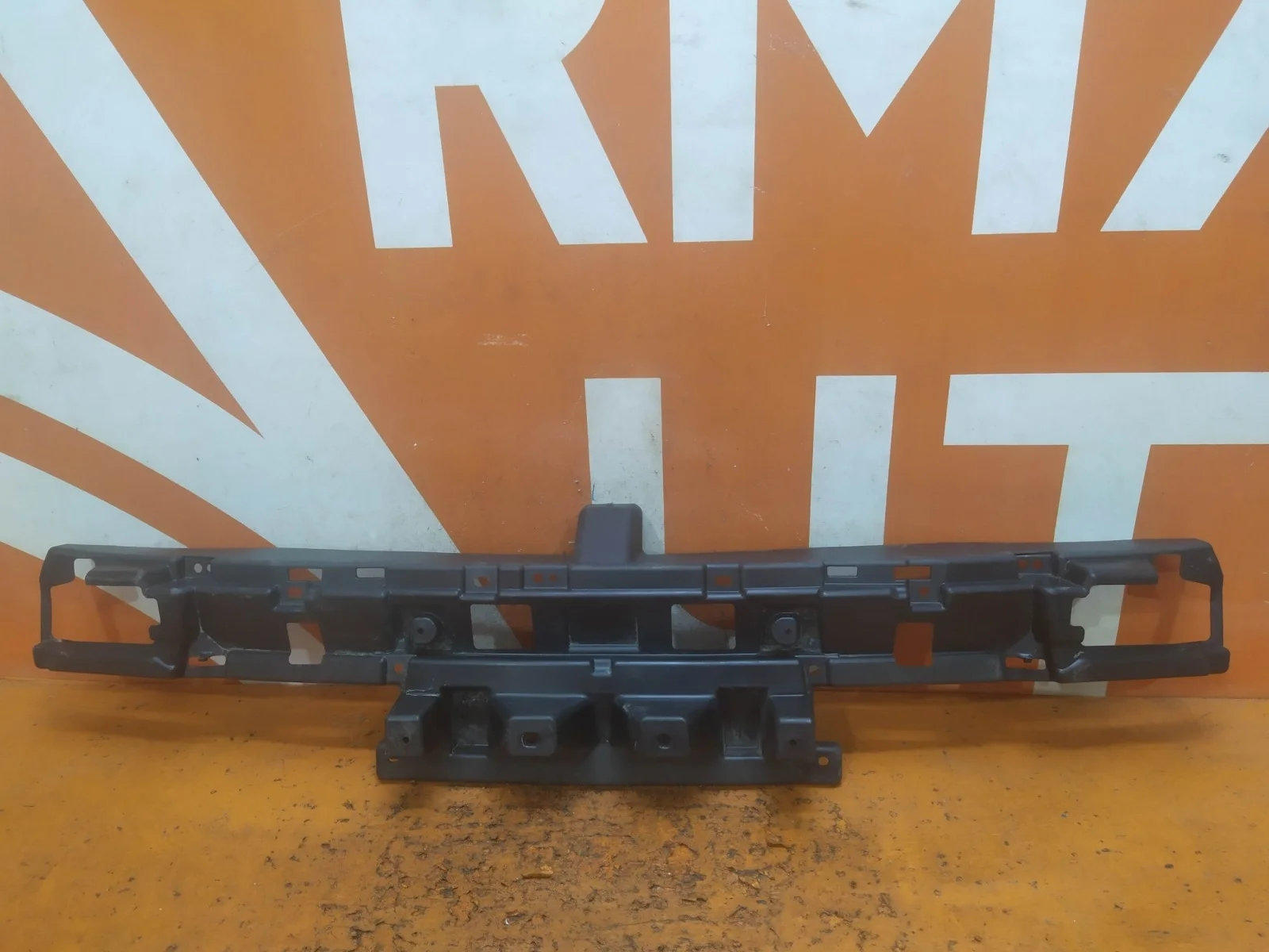 Кронштейн решетки радиатора нижний Lexus LX 2015-2023 URJ200