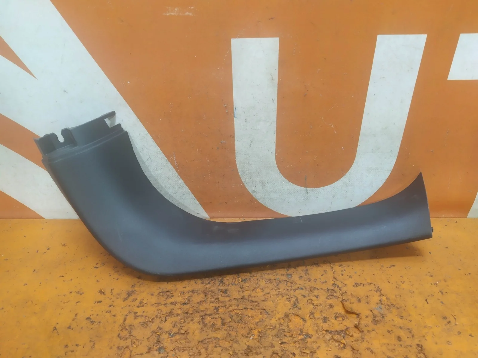 Обшивка двери багажника верхняя Mitsubishi Outlander 2012-нв 3