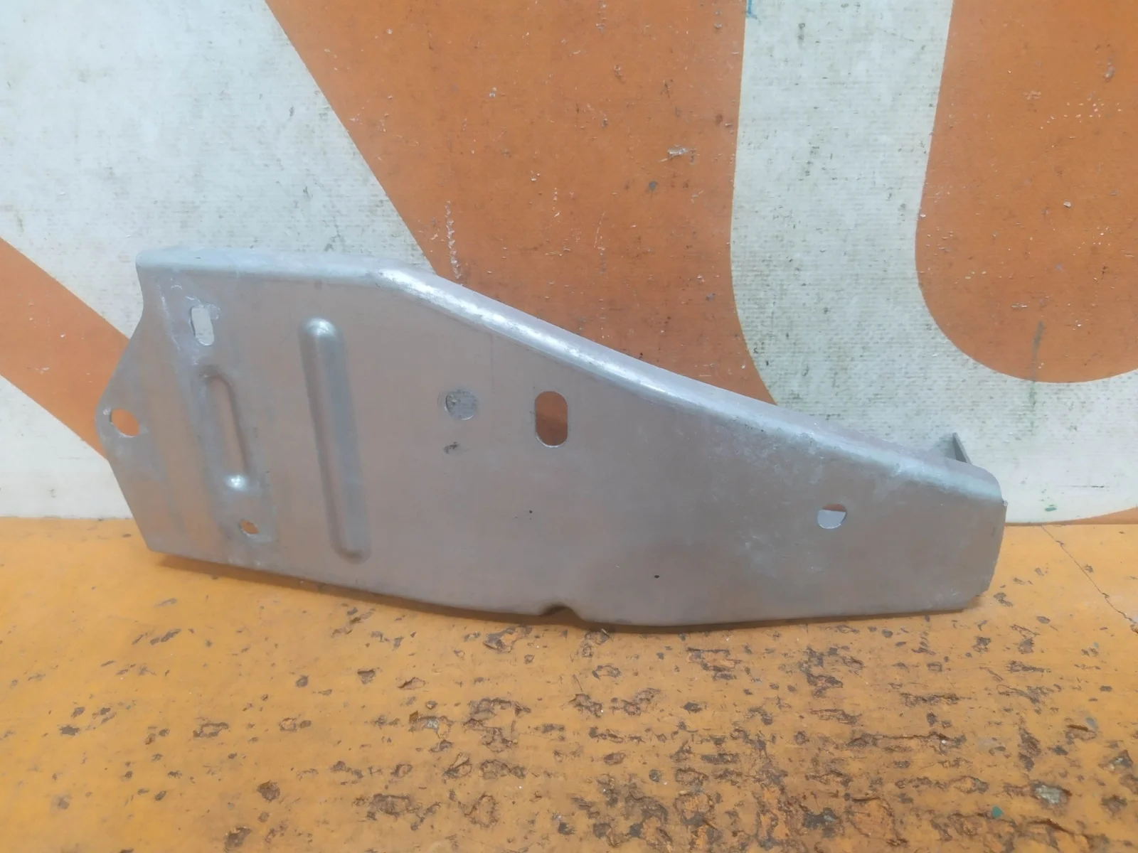 Кронштейн усилителя бампера верхний Mitsubishi Outlander 2012-нв 3