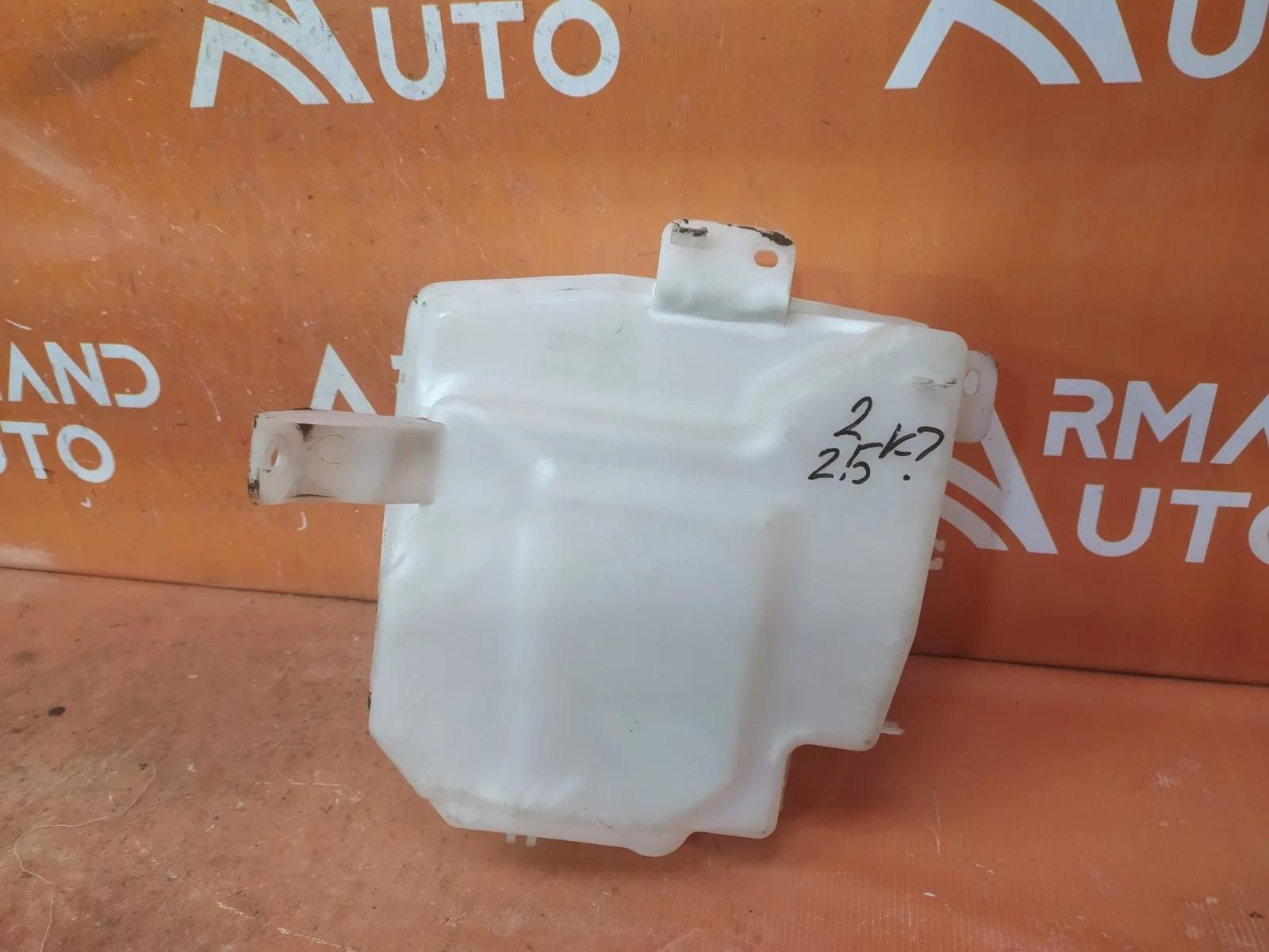 Бачок стеклоомывателя Mitsubishi Outlander 2012-2015 3